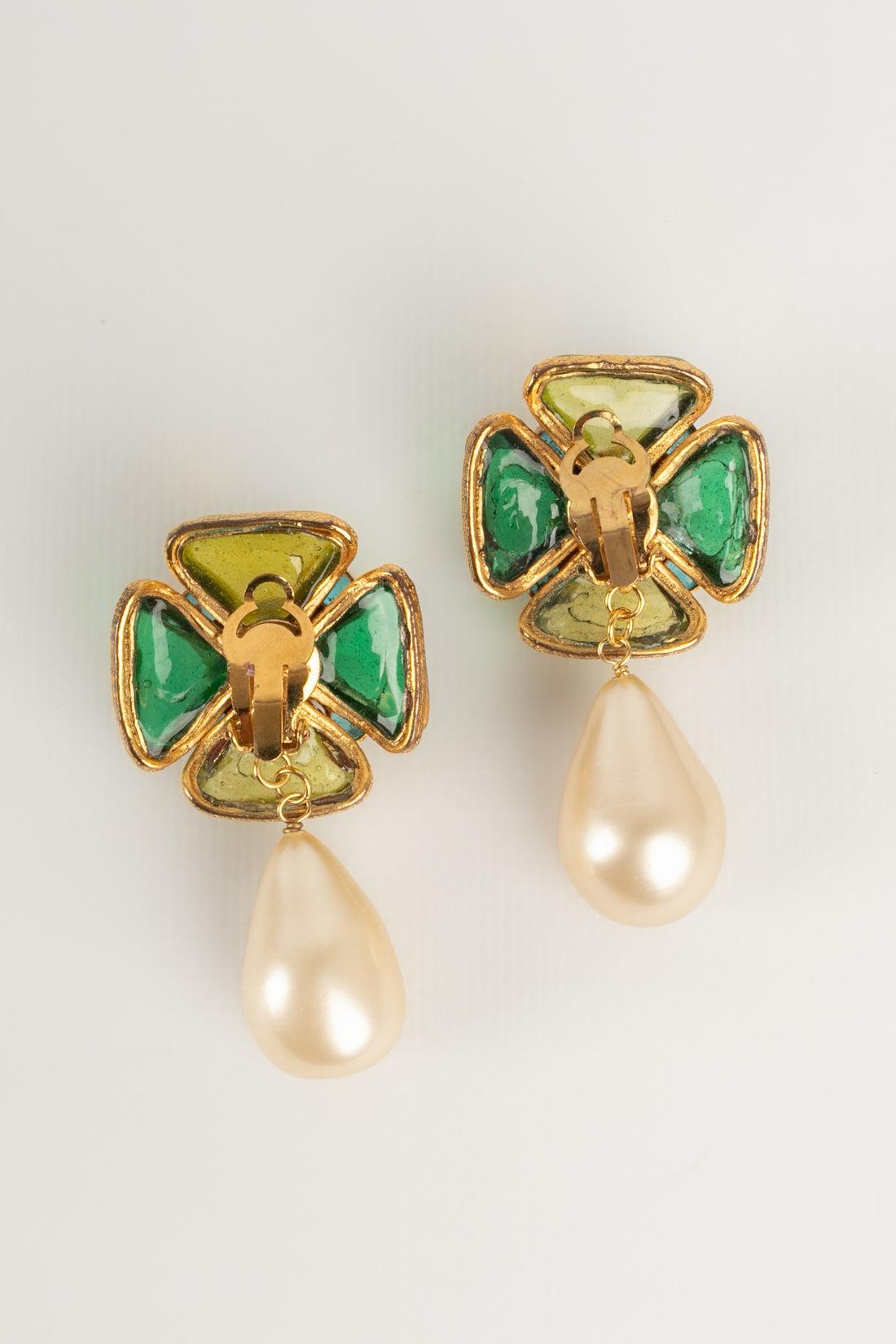 Chanel Golden Metal Earrings with Glass Paste In Excellent Condition For Sale In SAINT-OUEN-SUR-SEINE, FR