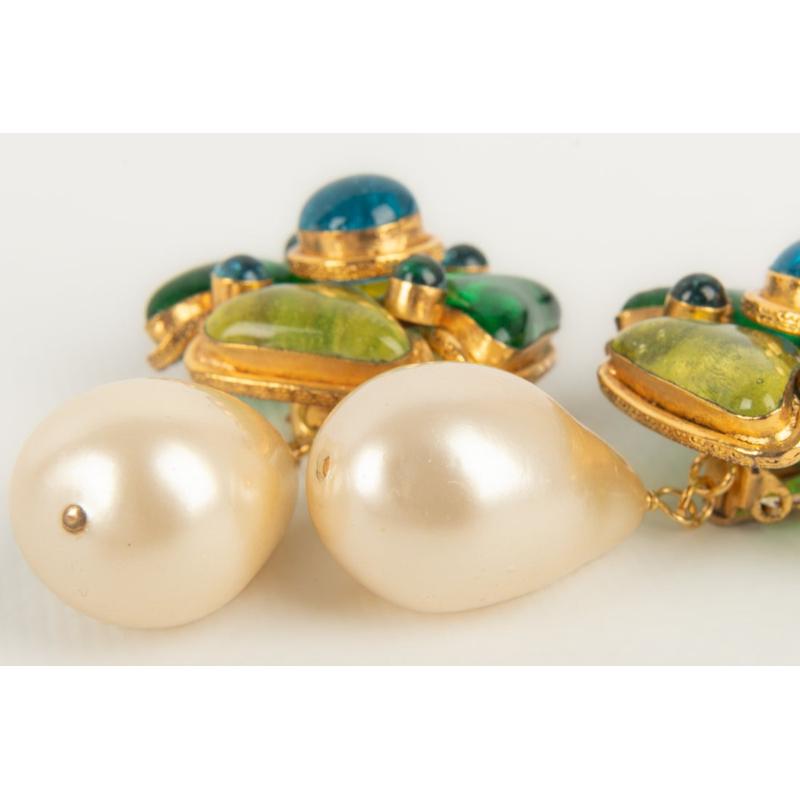 Chanel Goldene Metall-Ohrringe mit Glaspaste Damen im Angebot