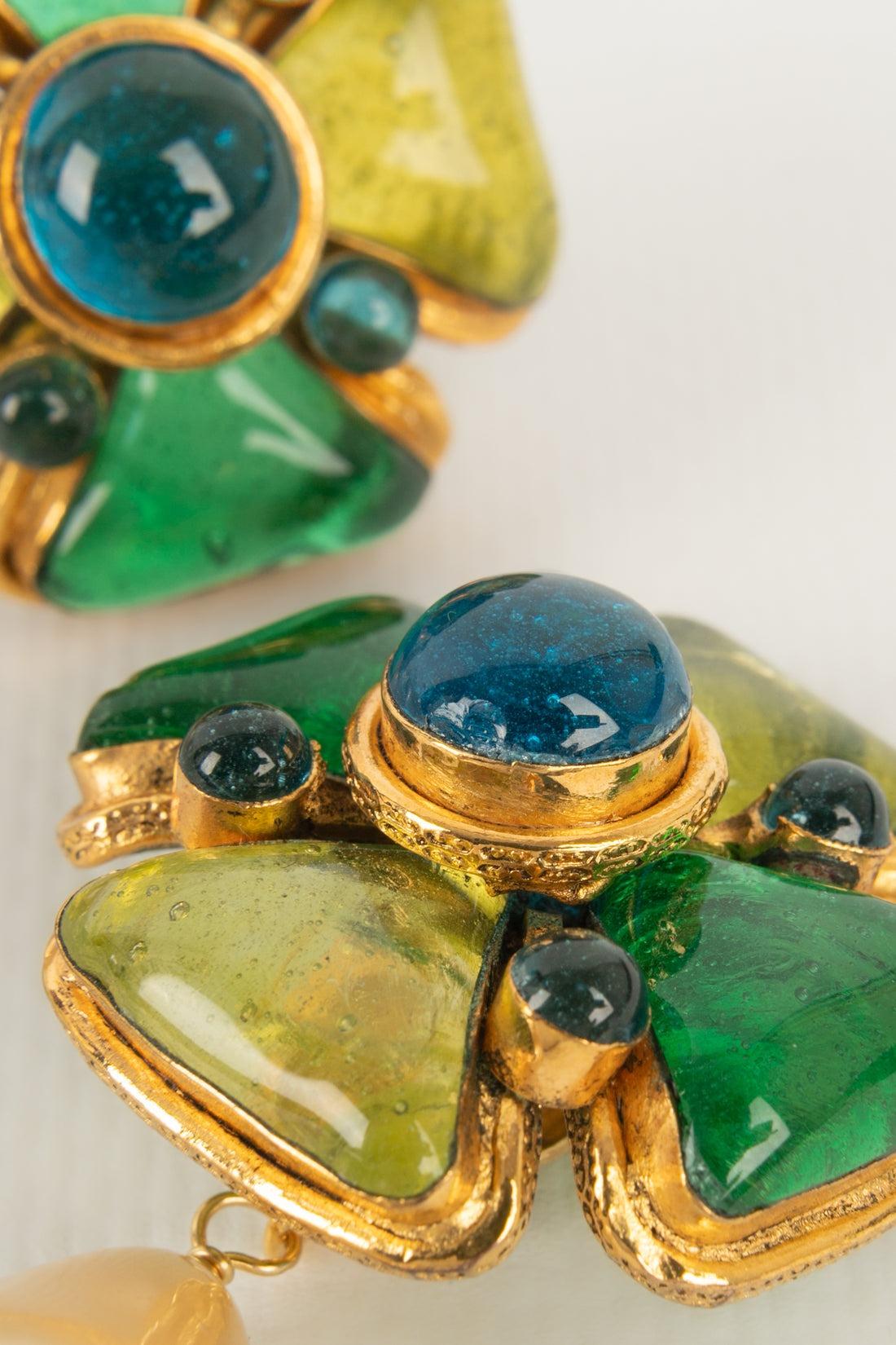 Chanel Goldene Metall-Ohrringe mit Glaspaste im Angebot 1