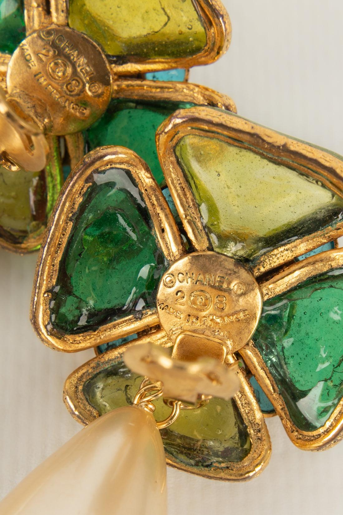 Chanel Goldene Metall-Ohrringe mit Glaspaste im Angebot 3