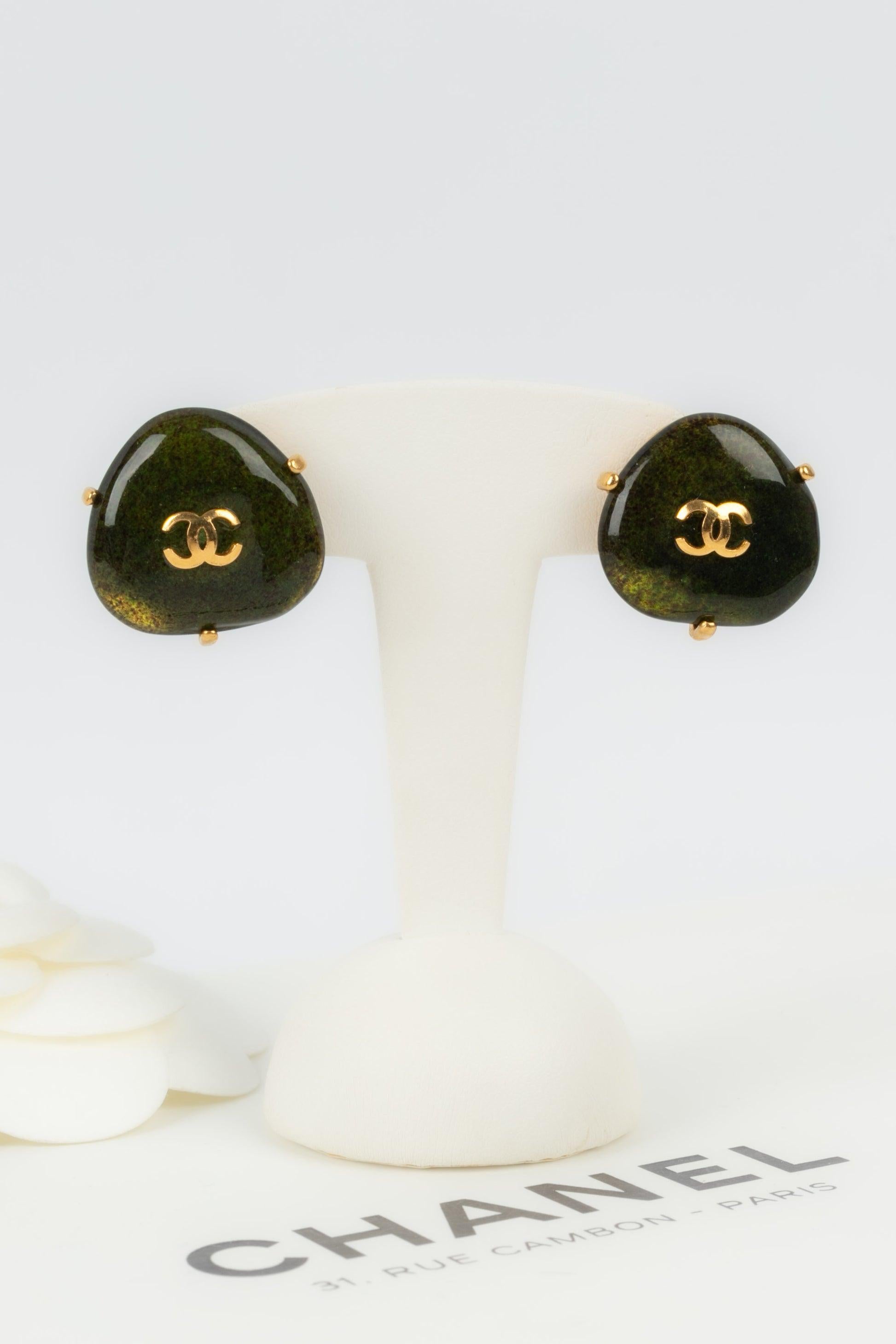 Women's Chanel Golden Metal Earrings with Green Glass Paste, 1997 For Sale