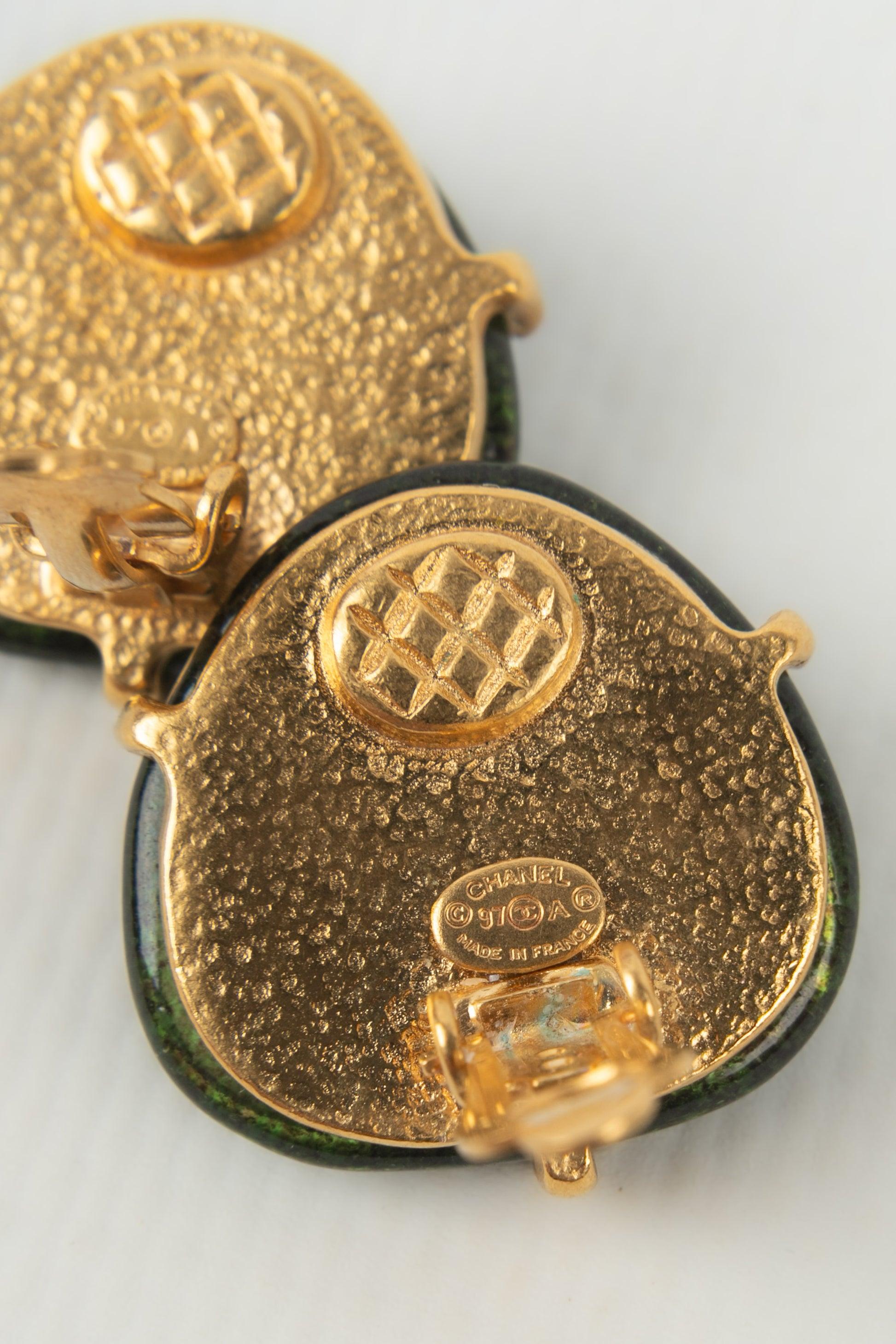 Chanel Golden Metal Earrings with Green Glass Paste, 1997 For Sale 1