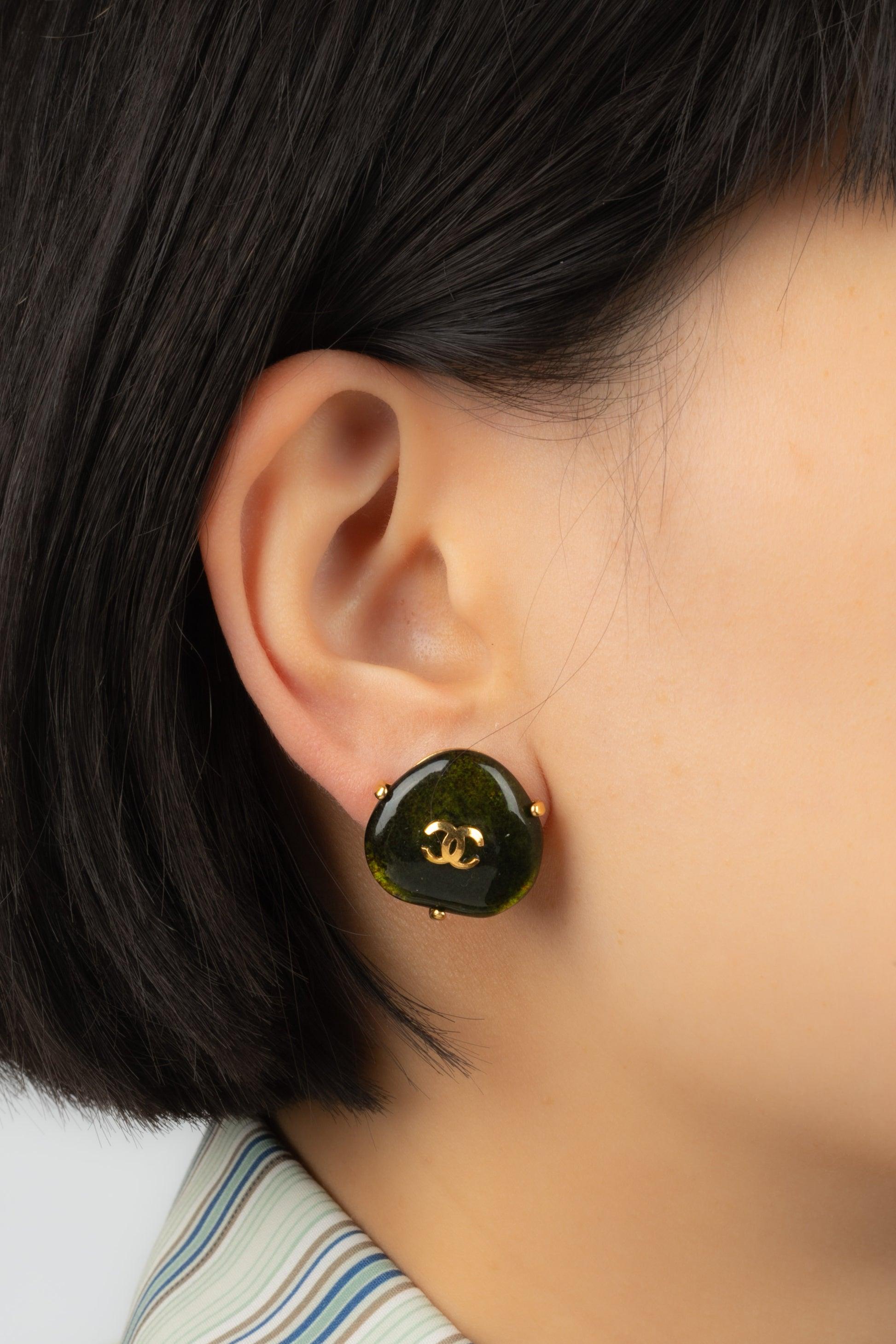 Chanel - (Made in France) Golden metal earrings with green glass paste. Fall-Winter 1997 Ready-to-Wear Collection.

Additional information:
Condition: Very good condition
Dimensions: Height: 2 cm

Seller Reference: BOB204