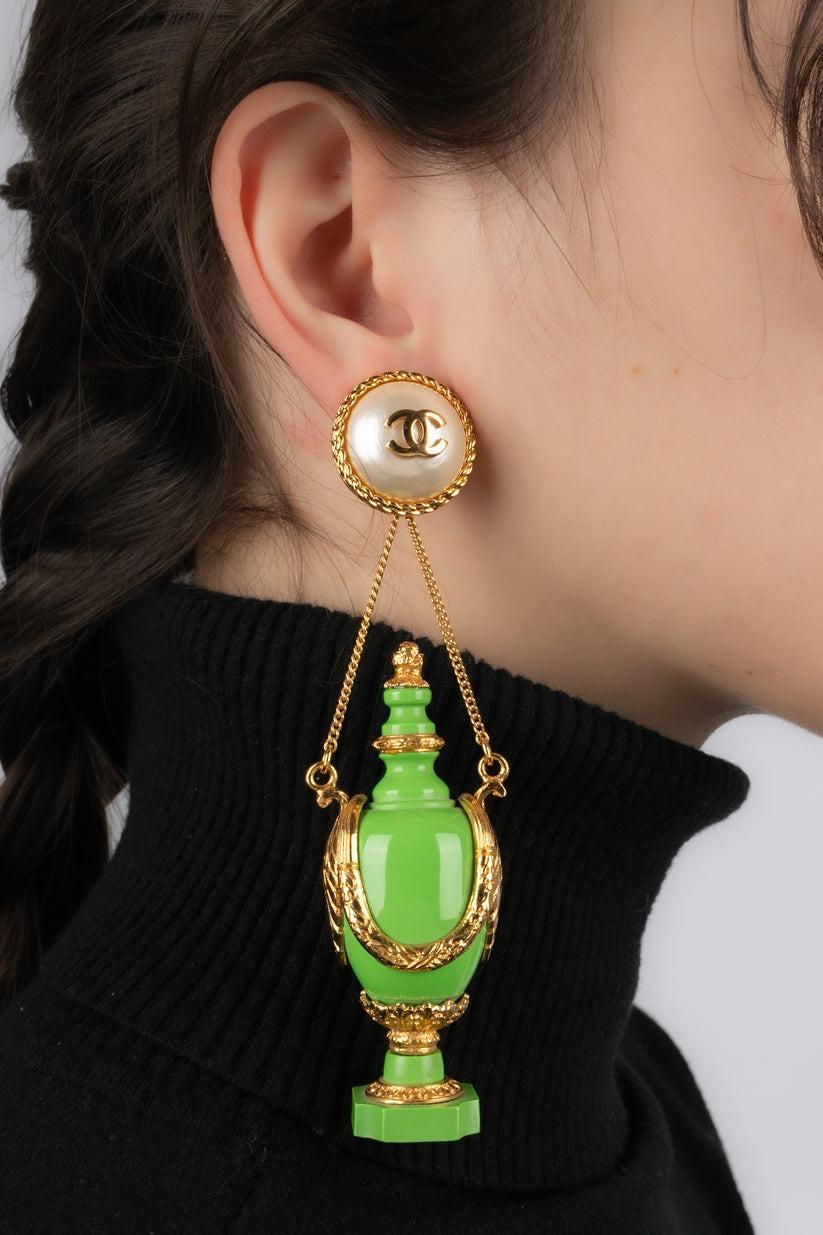 Chanel - (Made in France) Golden metal earrings with green resin and costume pearls representing amphoras. 2cc5 Collection.

Additional information:
Condition: Very good condition
Dimensions: Height: 12 cm

Seller Reference: BOB8