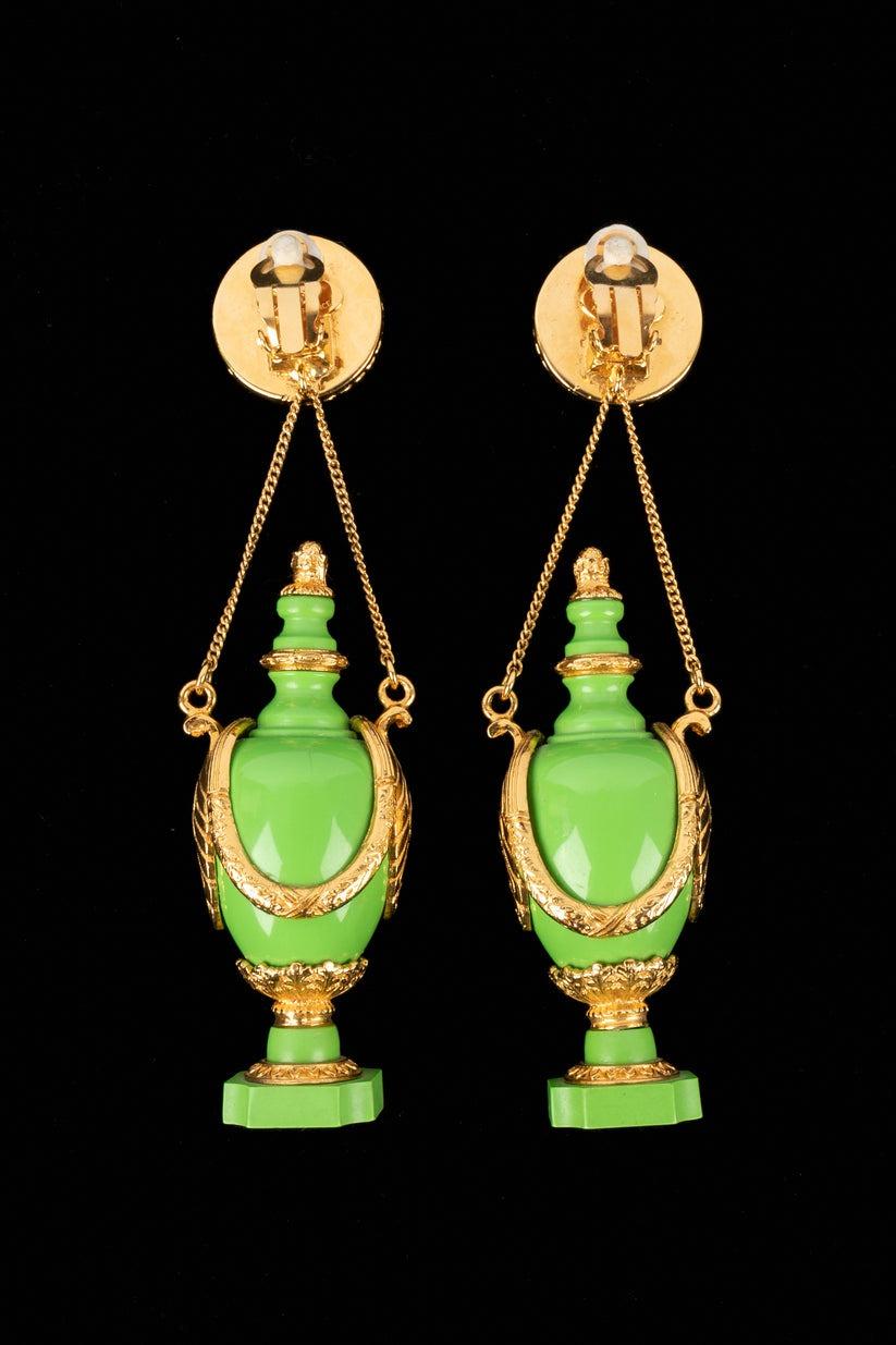 Chanel Golden Metal Earrings with Green Resin In Excellent Condition For Sale In SAINT-OUEN-SUR-SEINE, FR
