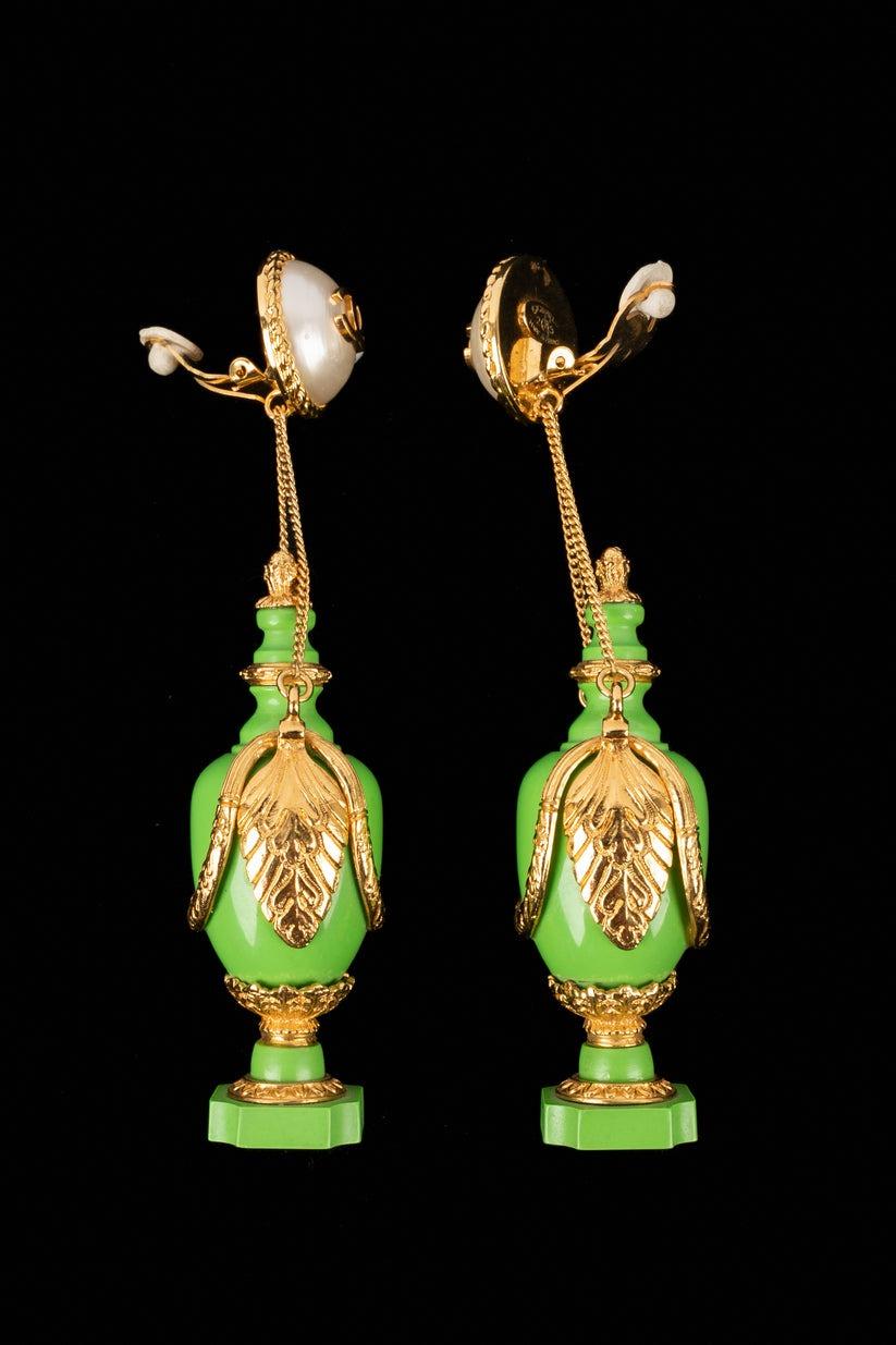 Boucles d'oreilles de Chanel en métal doré avec résine verte Pour femmes en vente