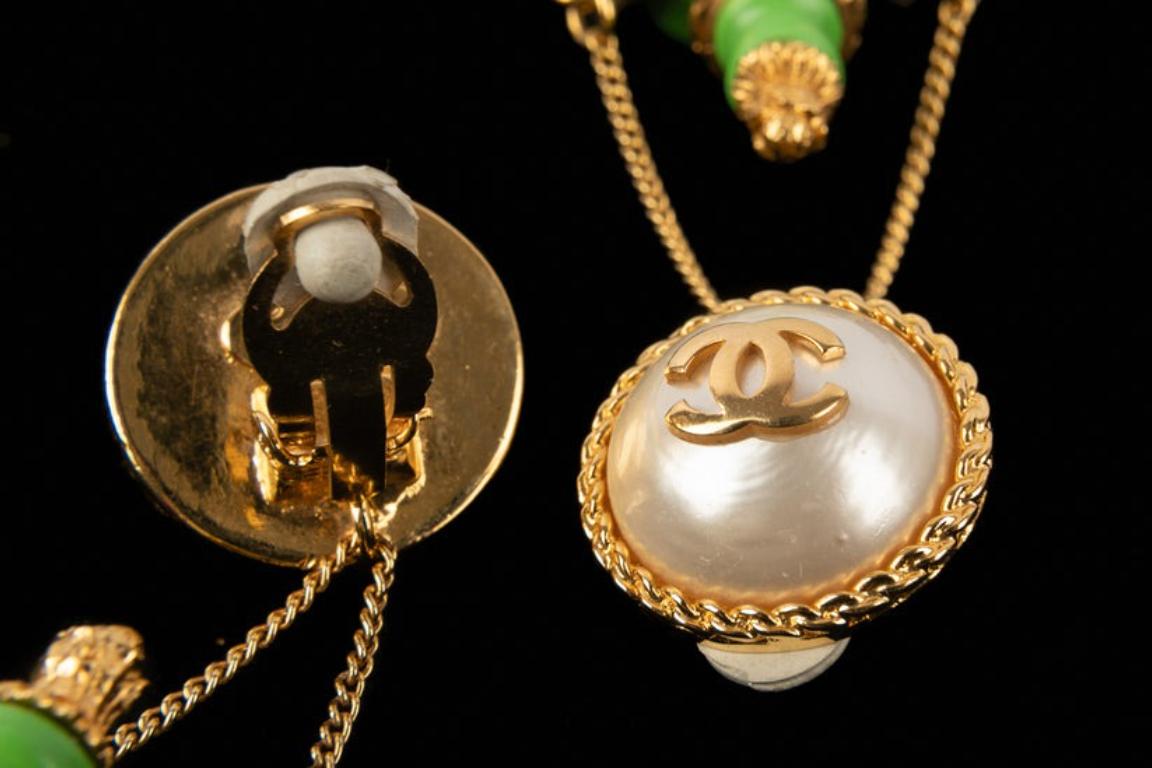 Boucles d'oreilles de Chanel en métal doré avec résine verte en vente 1