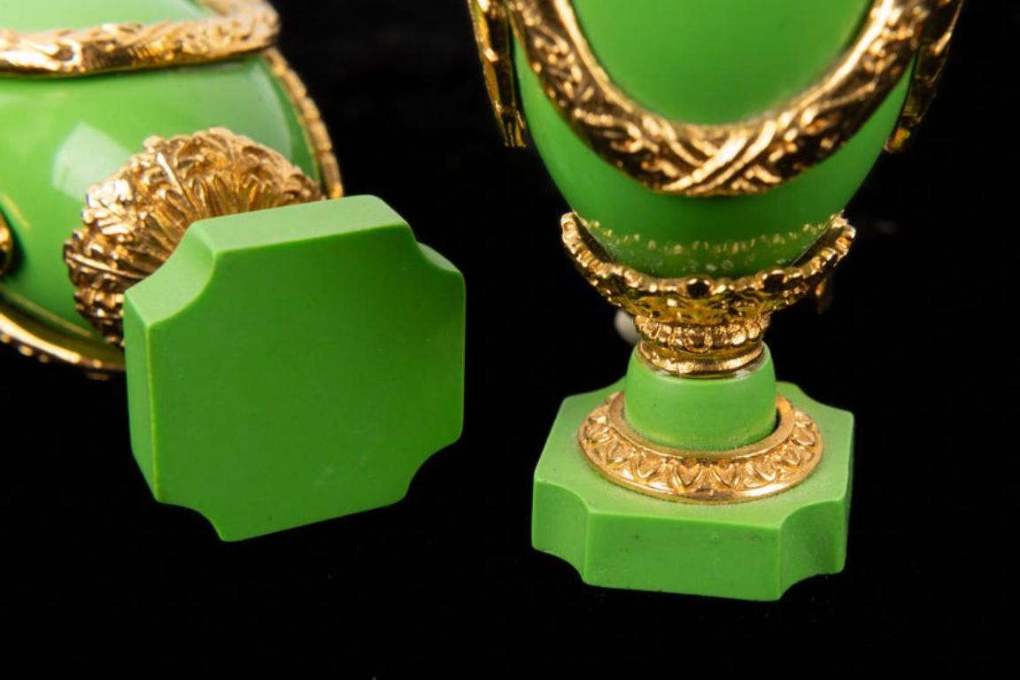 Chanel Goldene Metallohrringe aus Metall mit grünem Harz im Angebot 2