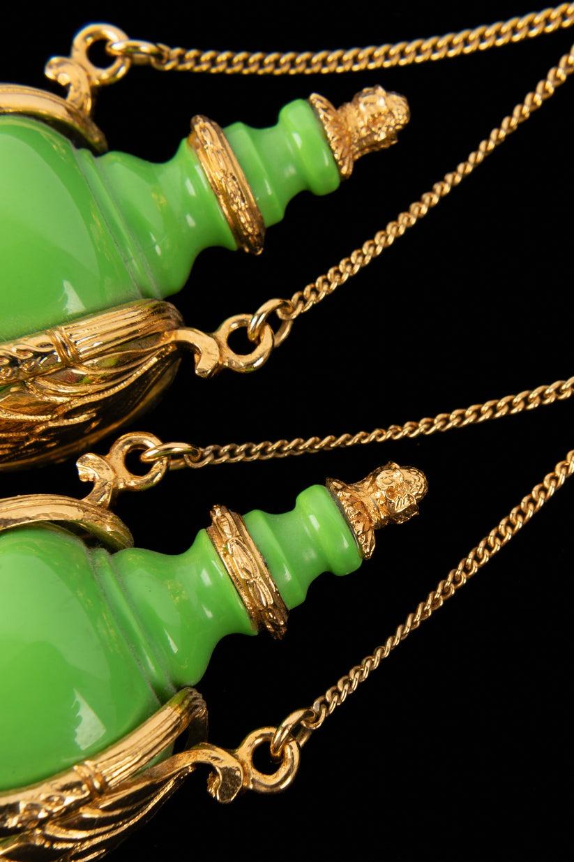 Chanel Goldene Metallohrringe aus Metall mit grünem Harz im Angebot 3