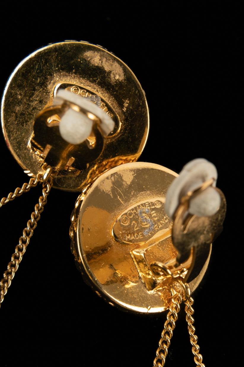 Boucles d'oreilles de Chanel en métal doré avec résine verte en vente 4