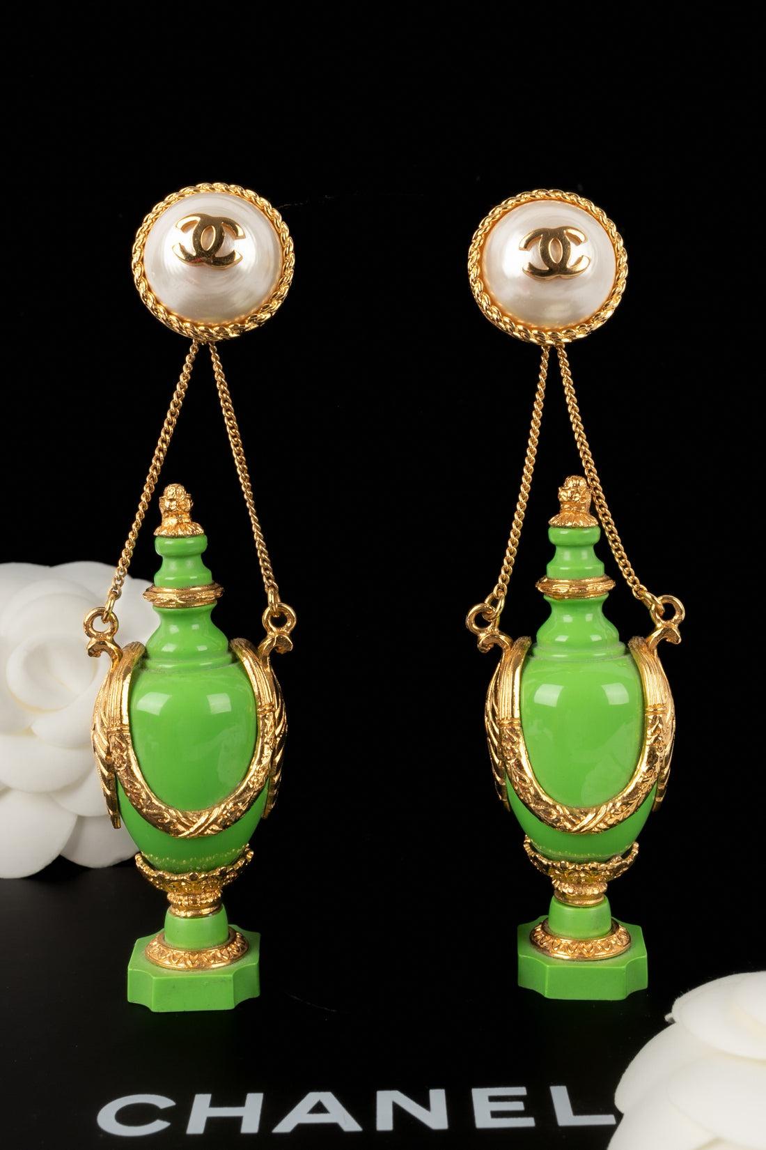 Boucles d'oreilles de Chanel en métal doré avec résine verte en vente 5