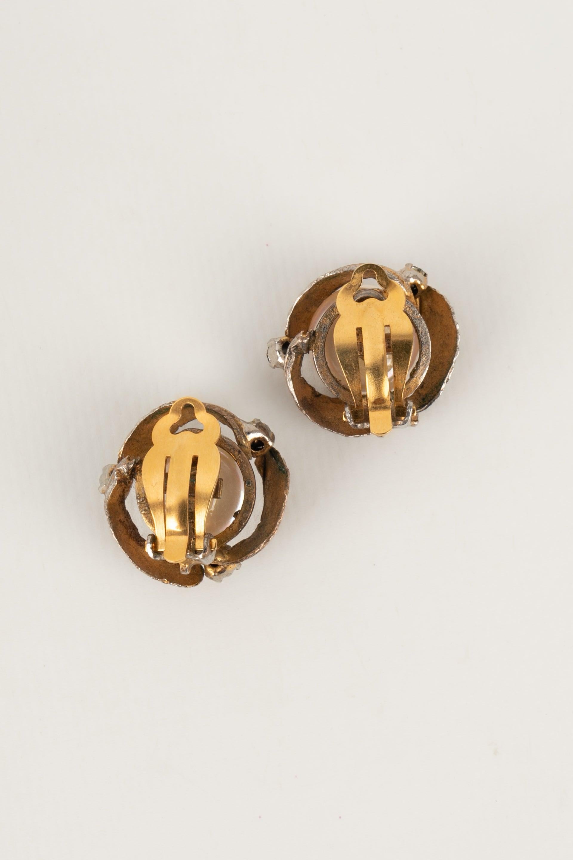 Chanel Golden Metal Earrings with Pearly Cabochons In Excellent Condition For Sale In SAINT-OUEN-SUR-SEINE, FR
