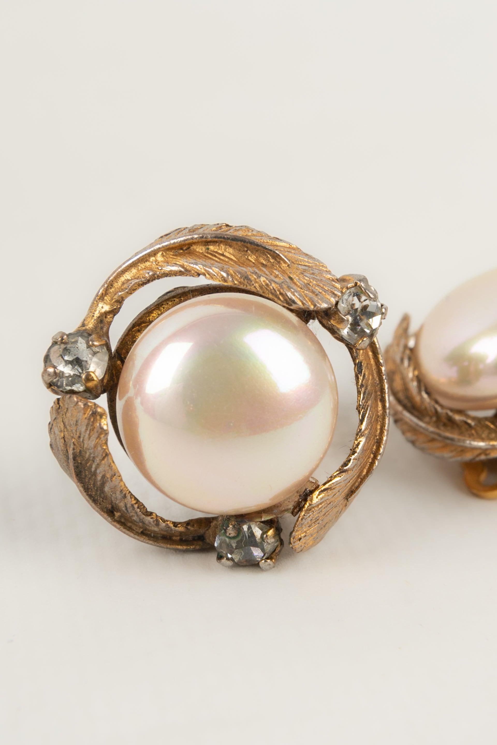 Chanel Goldene Metall-Ohrringe mit Perlen-Cabochons Damen im Angebot