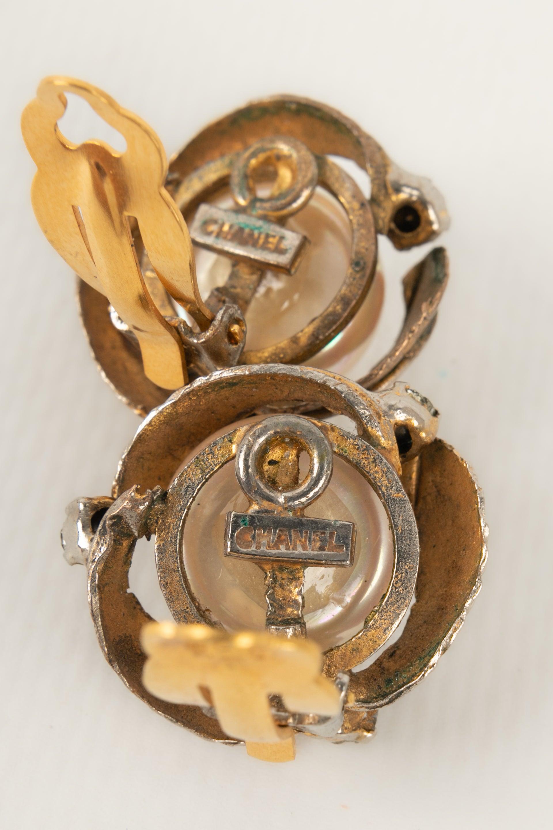 Chanel Goldene Metall-Ohrringe mit Perlen-Cabochons im Angebot 2