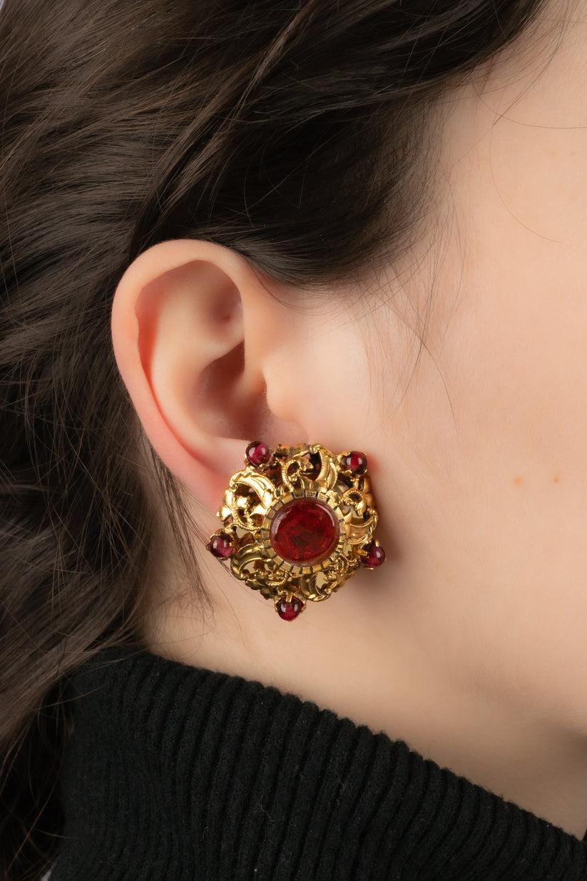 Chanel - Golden metal earrings with red glass paste.

Additional information:
Condition: Very good condition
Dimensions: Height: 3 cm

Seller Reference: BOB158