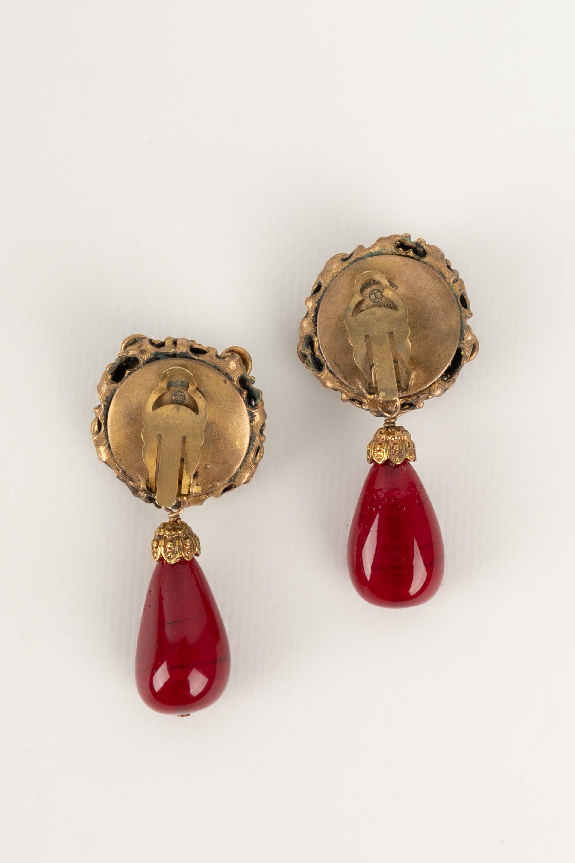 Chanel Golden Metal Earrings with Rhinestones and Glass Paste For Sale 1