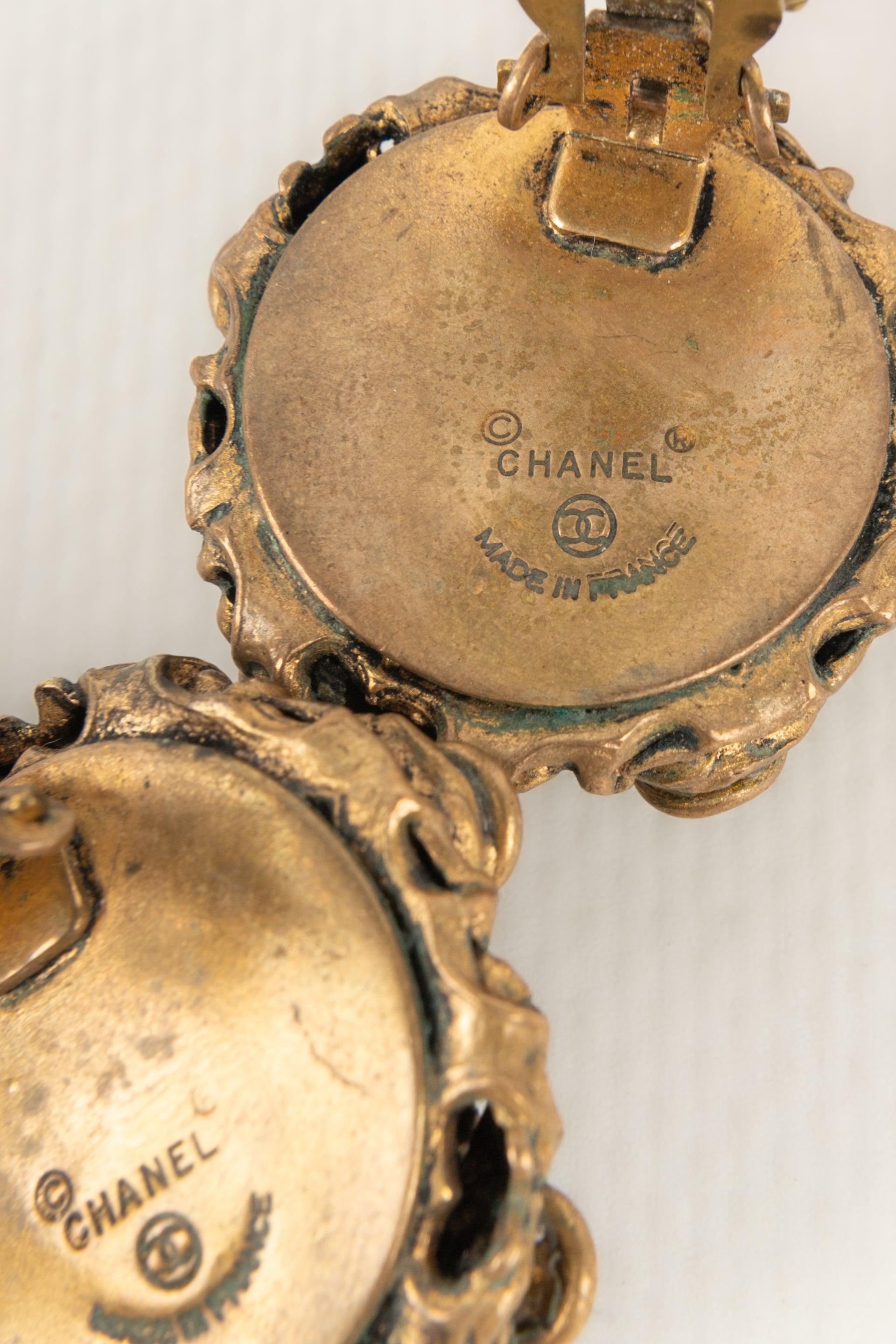 Chanel Goldene Metallohrringe aus Metall mit Strasssteinen und Glaspalette im Angebot 3