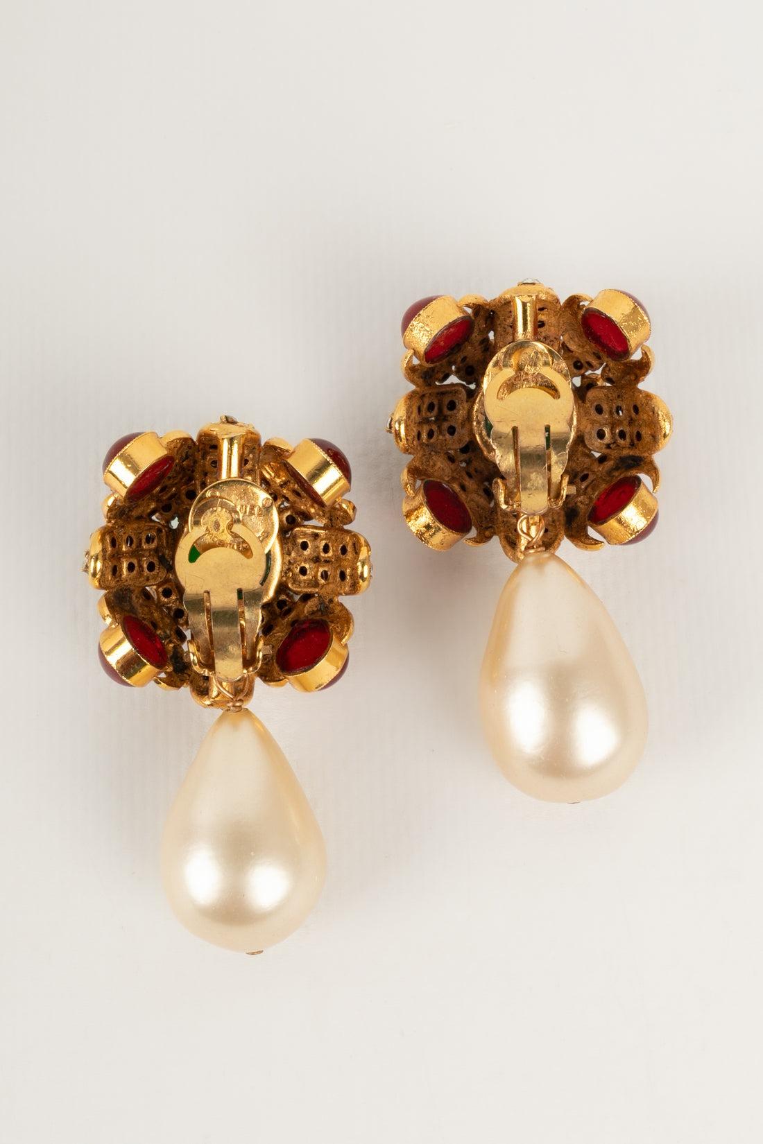 Chanel Golden Metal Earrings with Swarovski Rhinestones In Excellent Condition For Sale In SAINT-OUEN-SUR-SEINE, FR