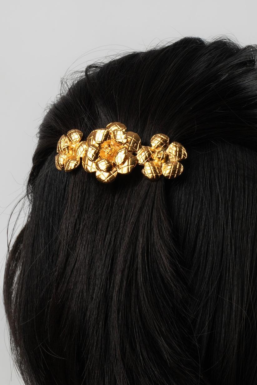Chanel - (Made in France) Golden metal hair jewelry representing camellias. 1996 Fall-Winter Collection.

Additional information:
Condition: Very good condition
Dimensions: Length: 7.2 cm
Period: 20th Century

Seller Reference: ACC142