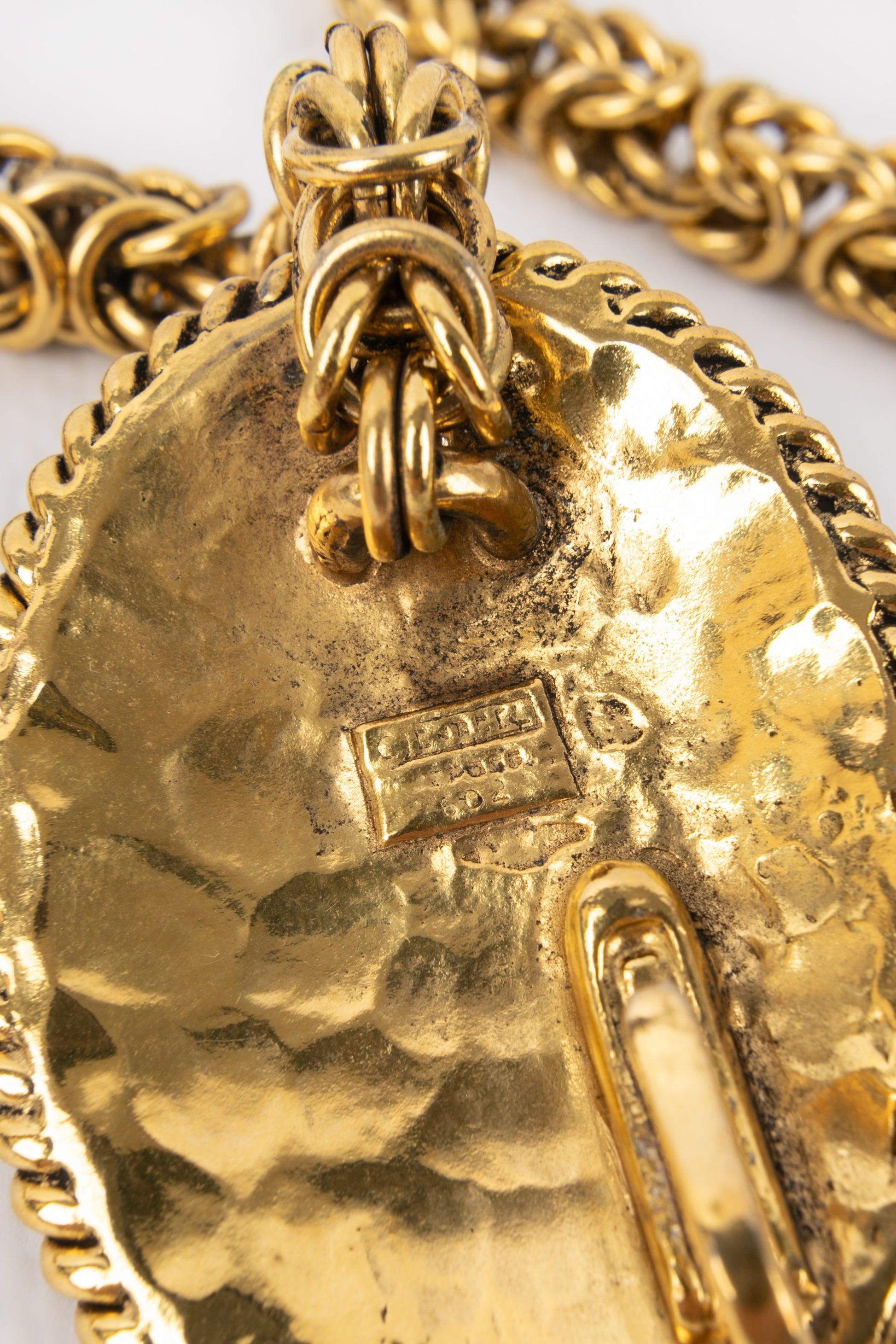 Ceinture Chanel en métal doré avec pâte de verre en vente 8
