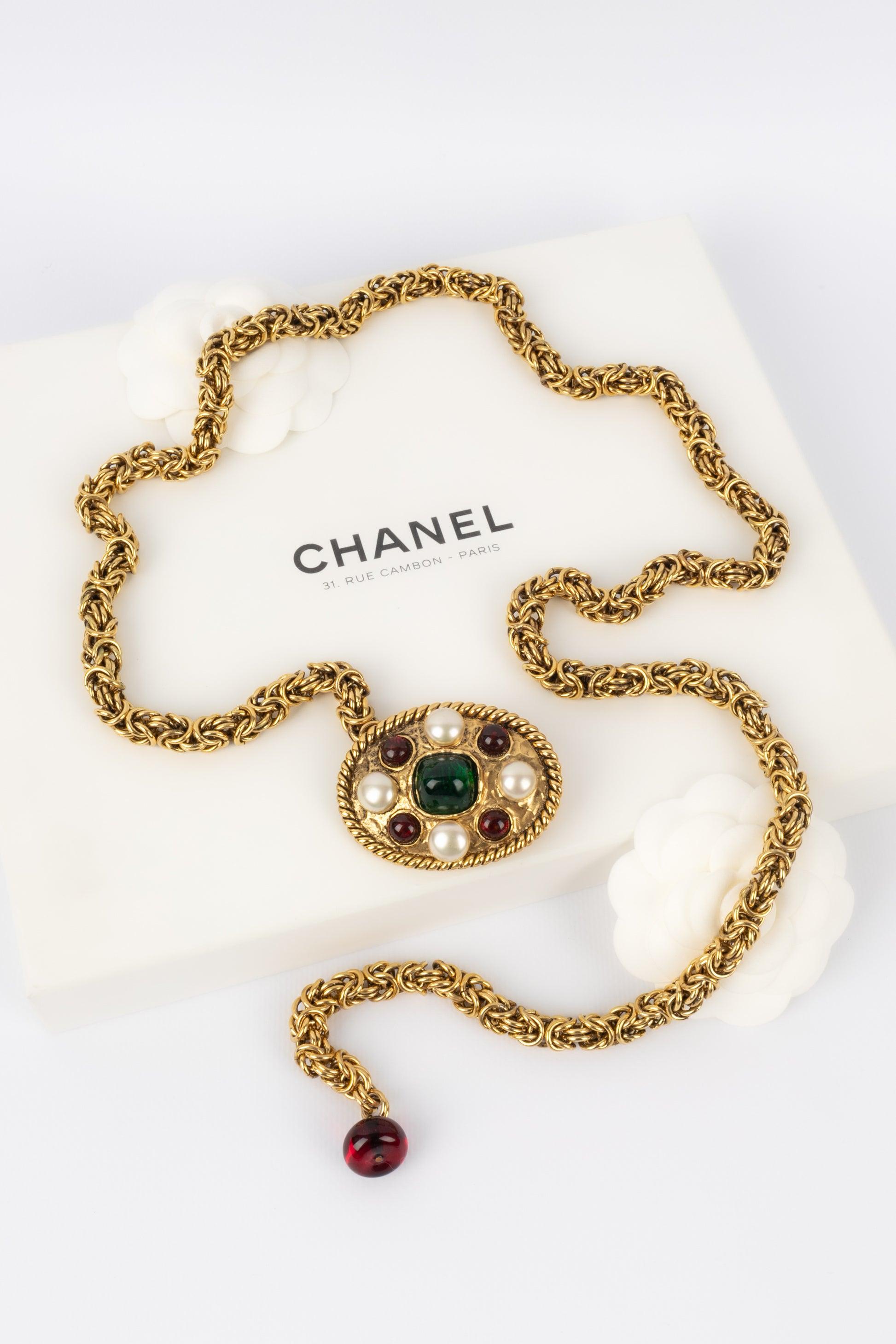 Chanel - Golden metal belt with glass paste. You can wear it as a necklace.

Additional information:
Condition: Very good condition
Dimensions: Length: 99 cm

Seller Reference: ACC53