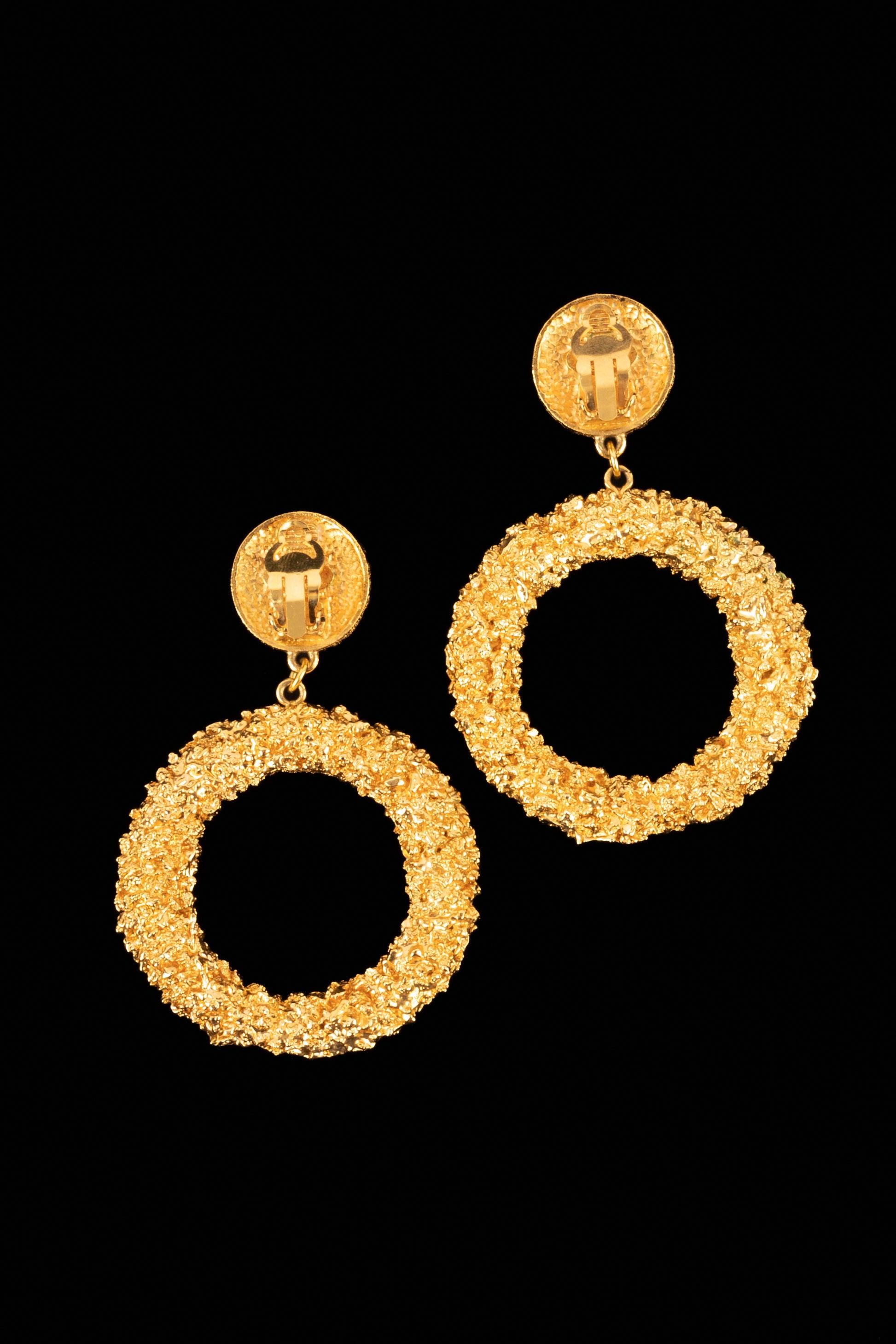 Orecchini a cerchio grandi in metallo dorato Chanel, 1993 in vendita 1