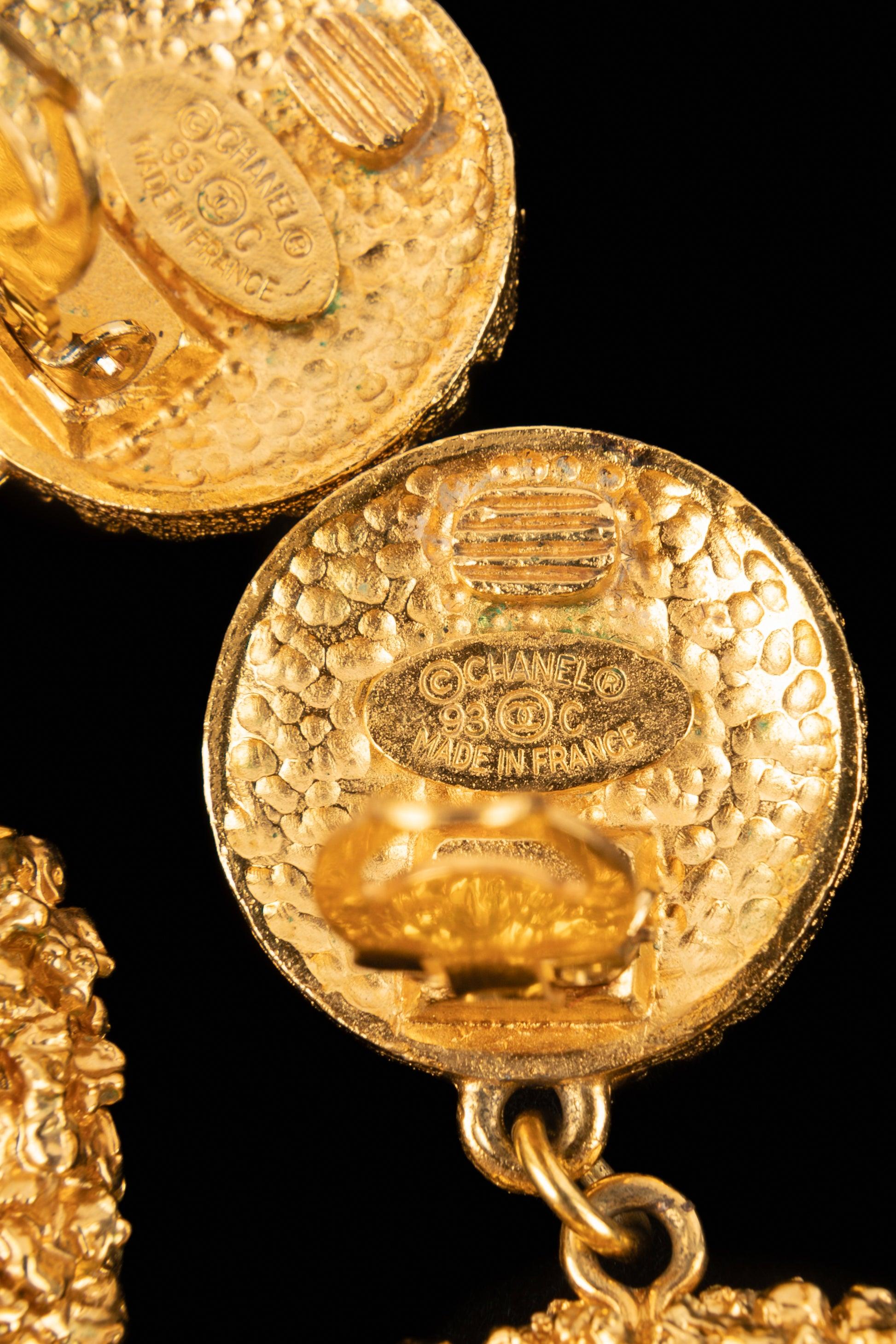 Orecchini a cerchio grandi in metallo dorato Chanel, 1993 in vendita 2