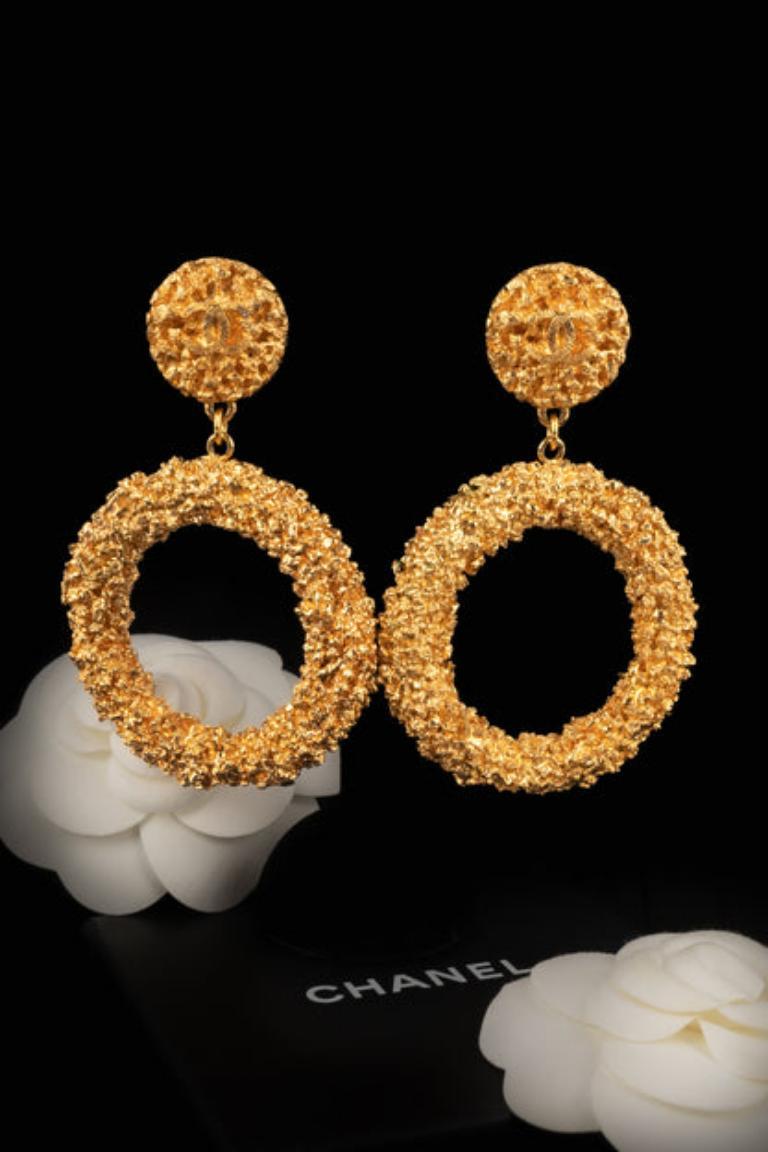 Orecchini a cerchio grandi in metallo dorato Chanel, 1993 in vendita 3