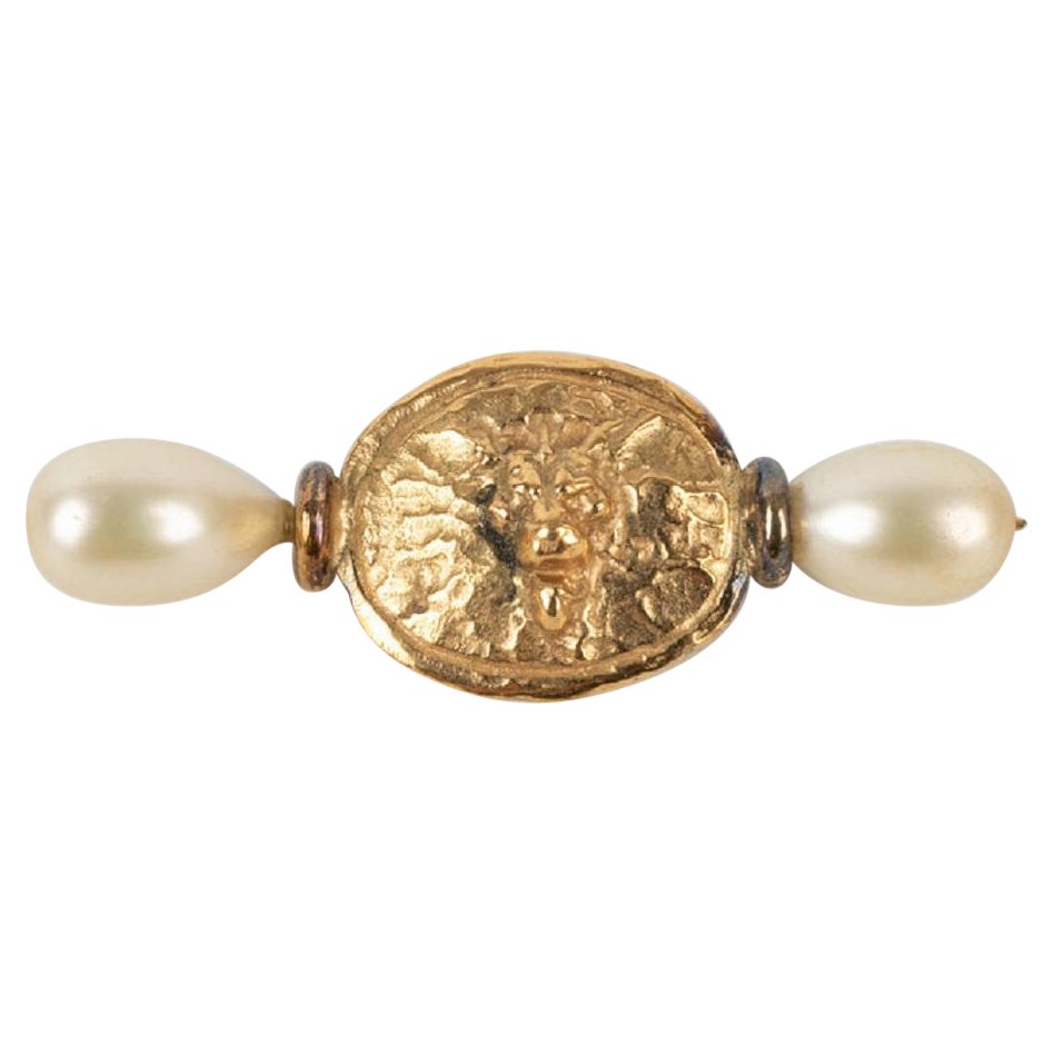 Spilla Leone di Chanel in metallo dorato con gocce di perle