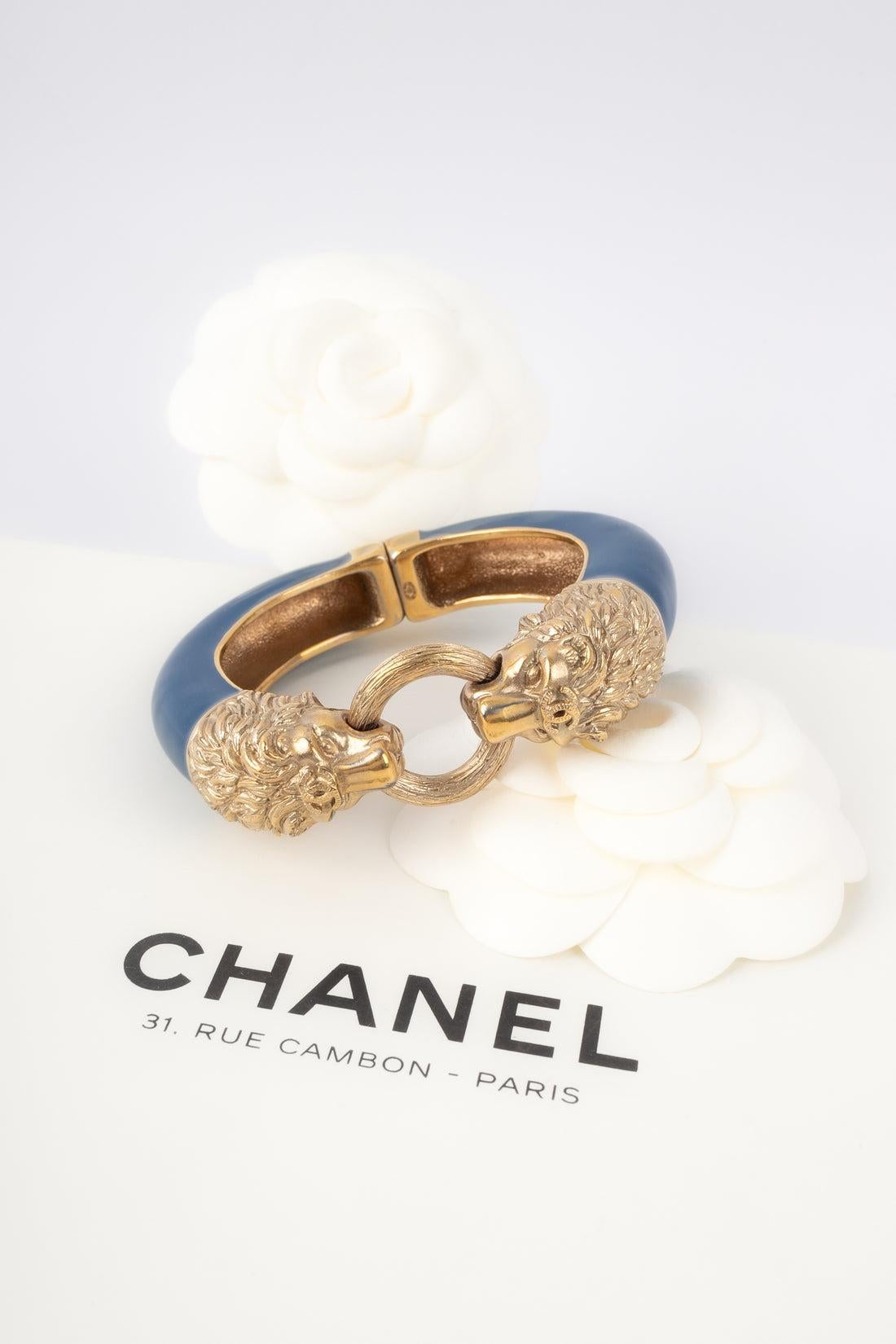 Chanel Goldenes Metall-Löwenkopf-Armband im Angebot 6