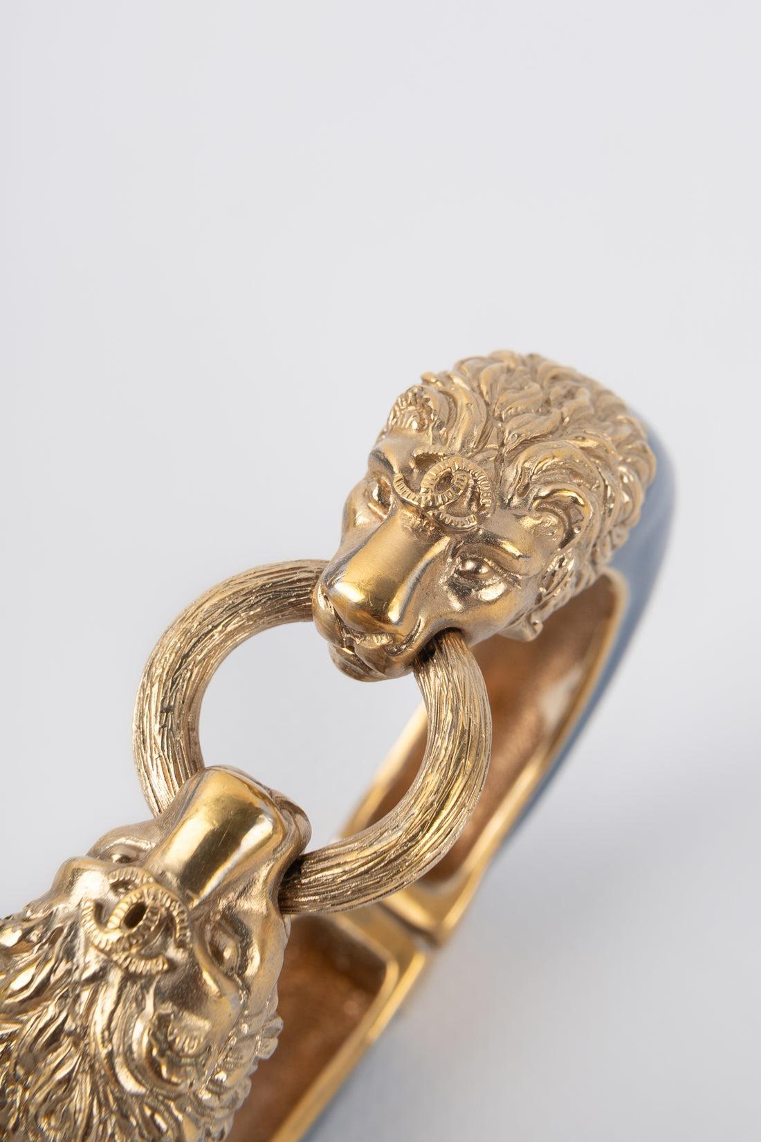 Chanel Goldenes Metall-Löwenkopf-Armband im Angebot 2
