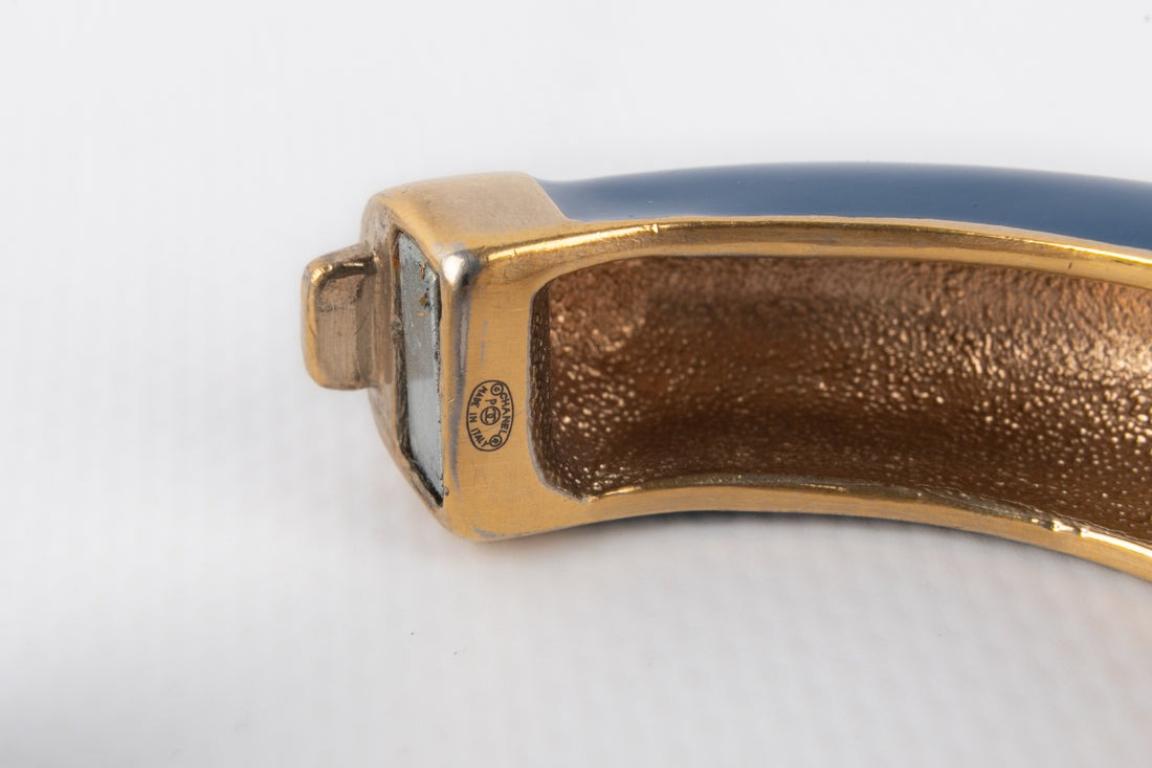 Chanel Goldenes Metall-Löwenkopf-Armband im Angebot 4