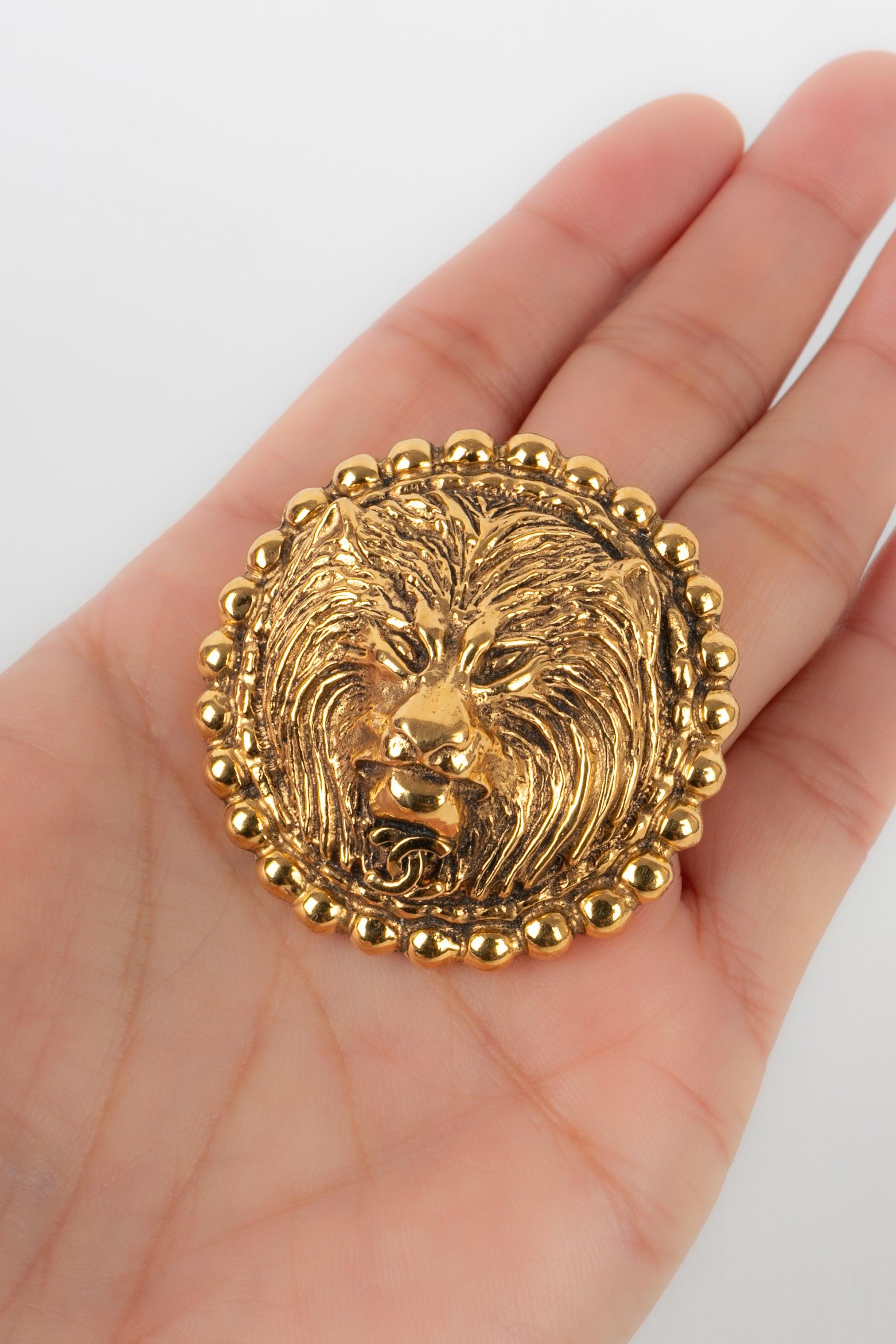 Chanel - Goldene Metallbrosche, die einen Löwenkopf darstellt. Collection'S 1983.

Zusätzliche Informationen:
Zustand: Sehr guter Zustand
Abmessungen: Durchmesser: 4,5 cm

Sellers Referenz: BRB77