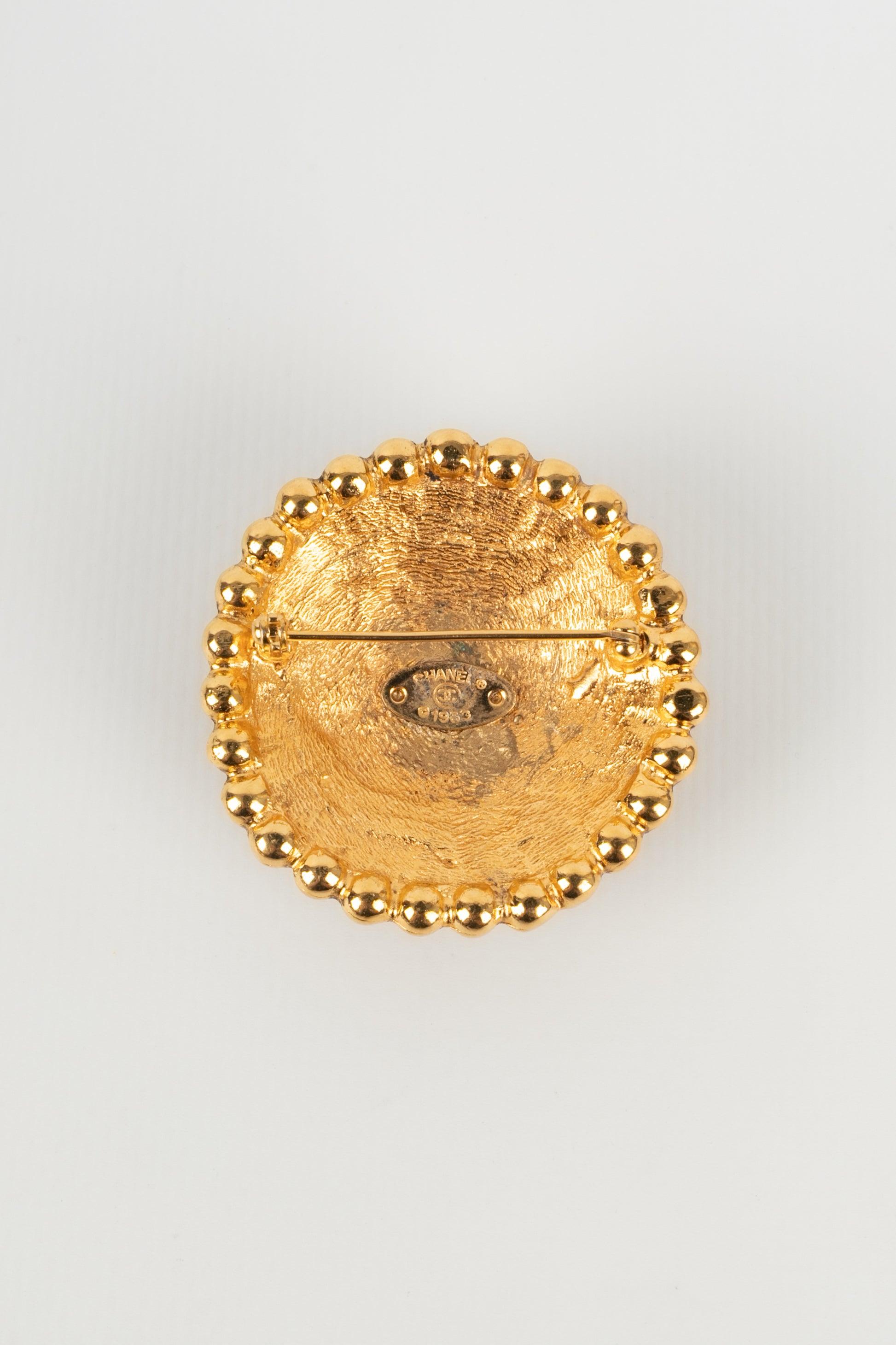 Broche tête de lion en métal doré Chanel, 1983 Excellent état - En vente à SAINT-OUEN-SUR-SEINE, FR