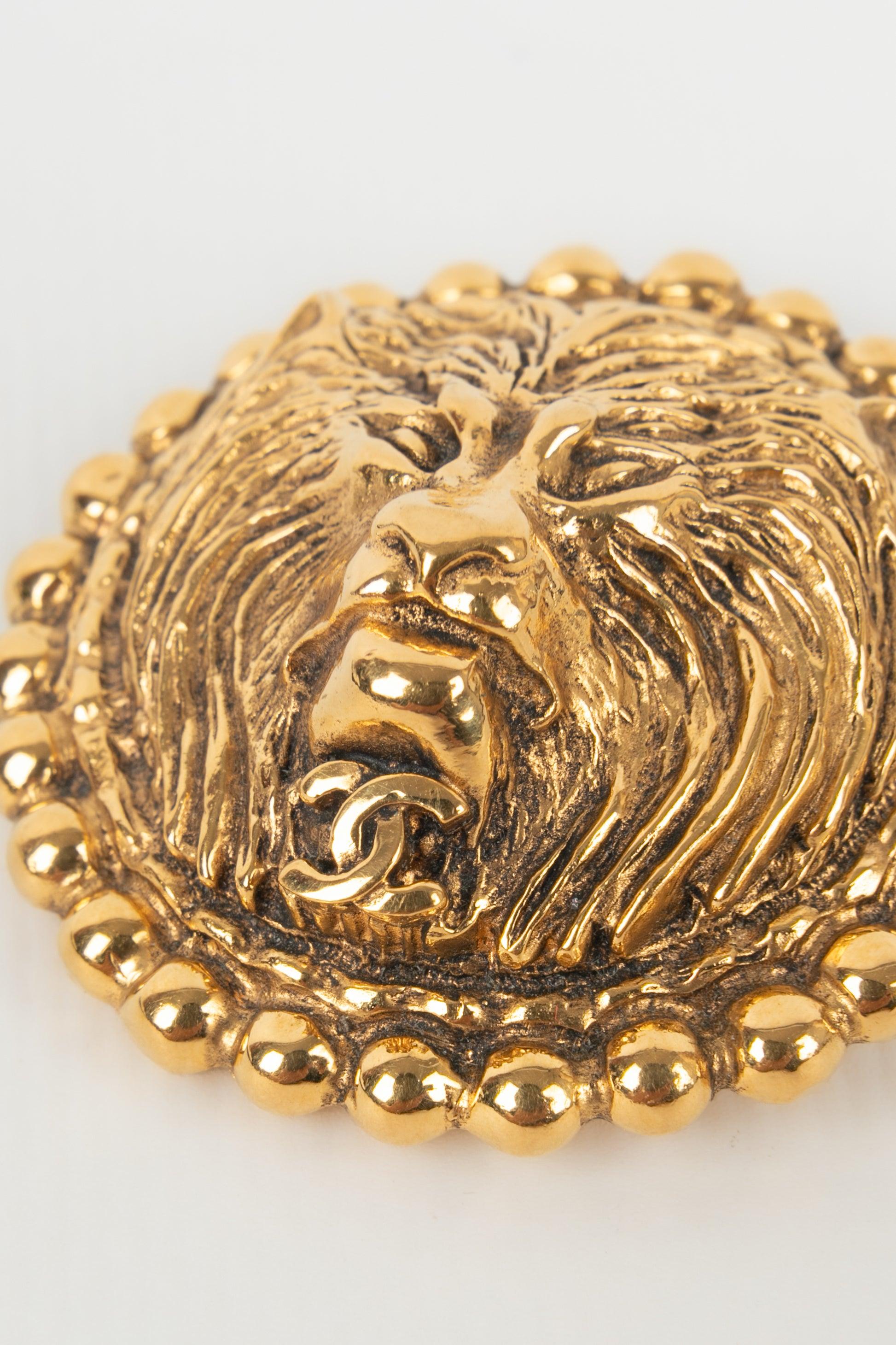 Broche tête de lion en métal doré Chanel, 1983 Pour femmes en vente