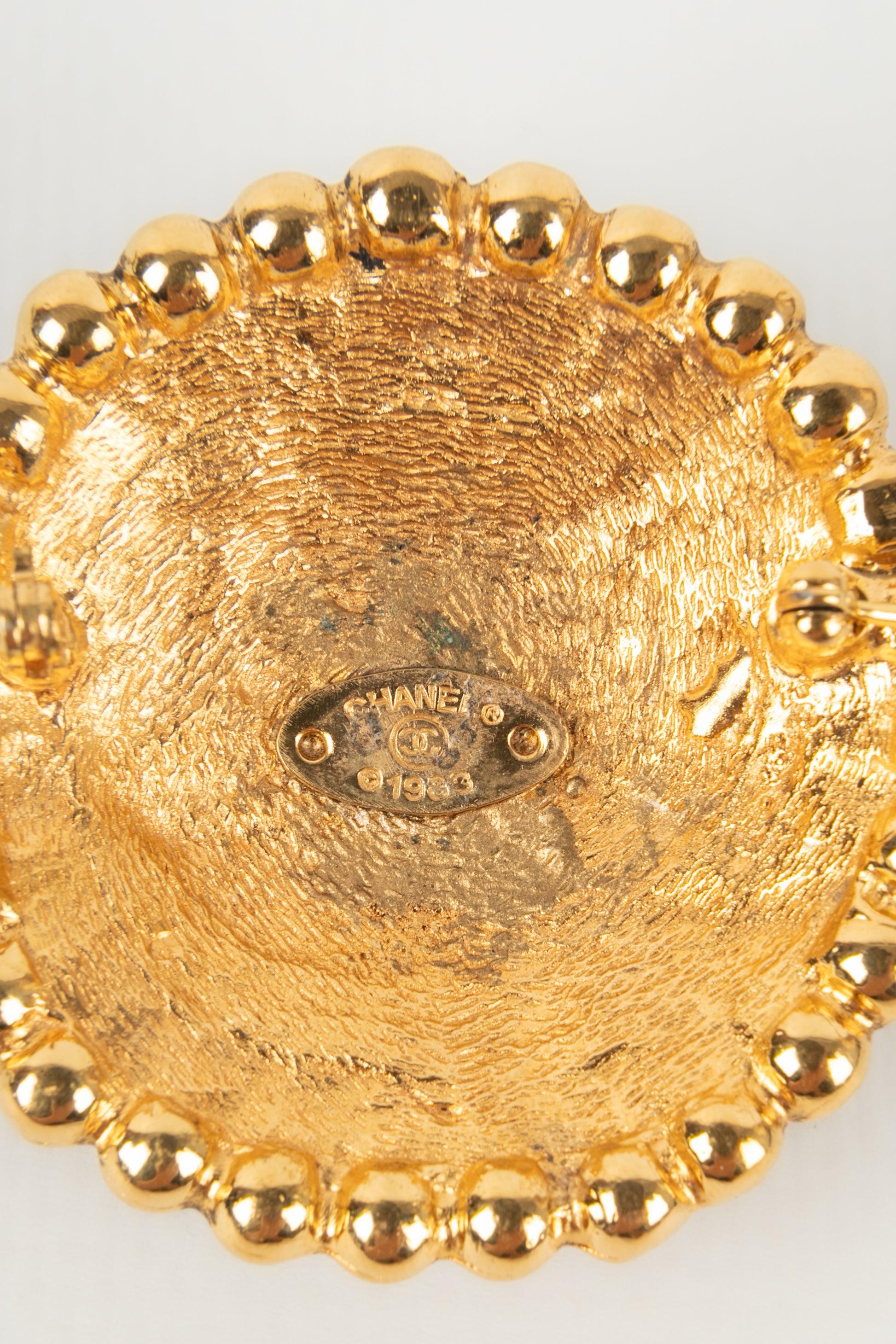 Broche tête de lion en métal doré Chanel, 1983 en vente 1