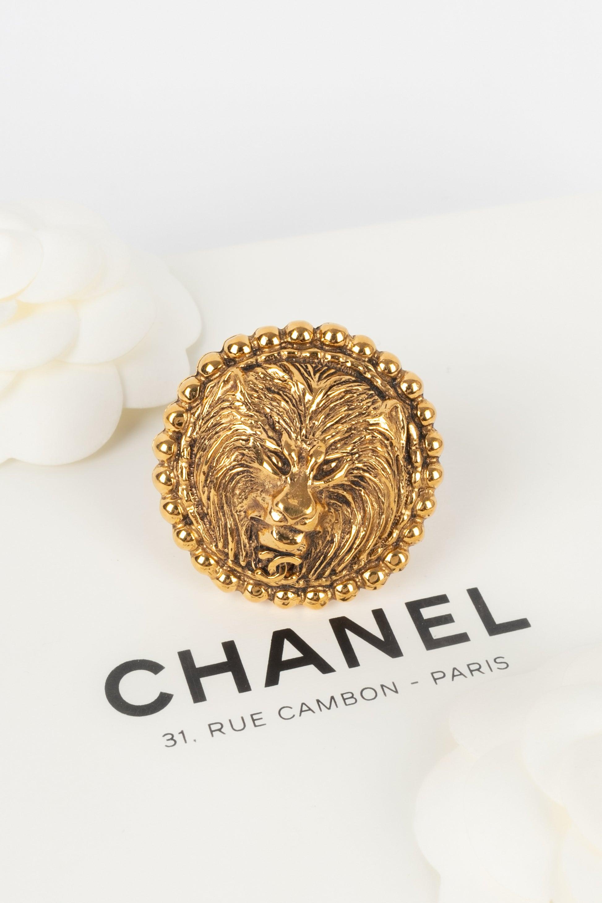 Broche tête de lion en métal doré Chanel, 1983 en vente 2