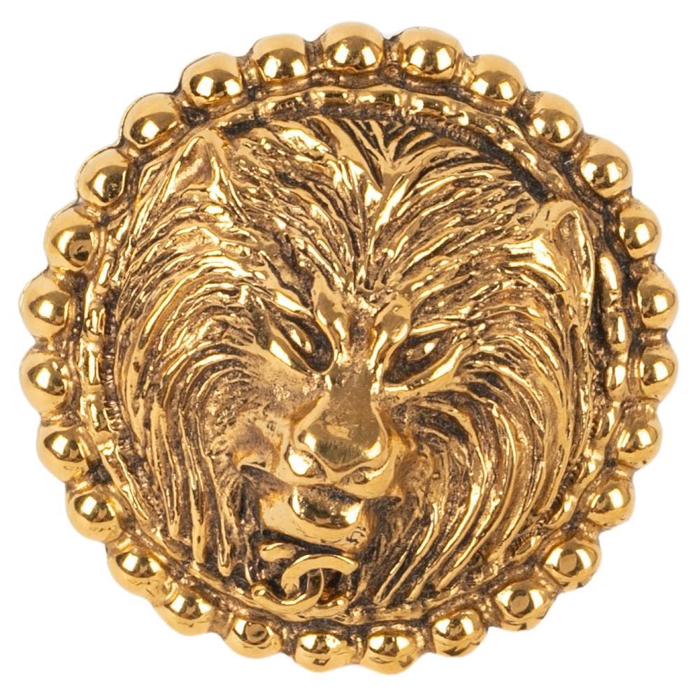 Broche tête de lion en métal doré Chanel, 1983 en vente