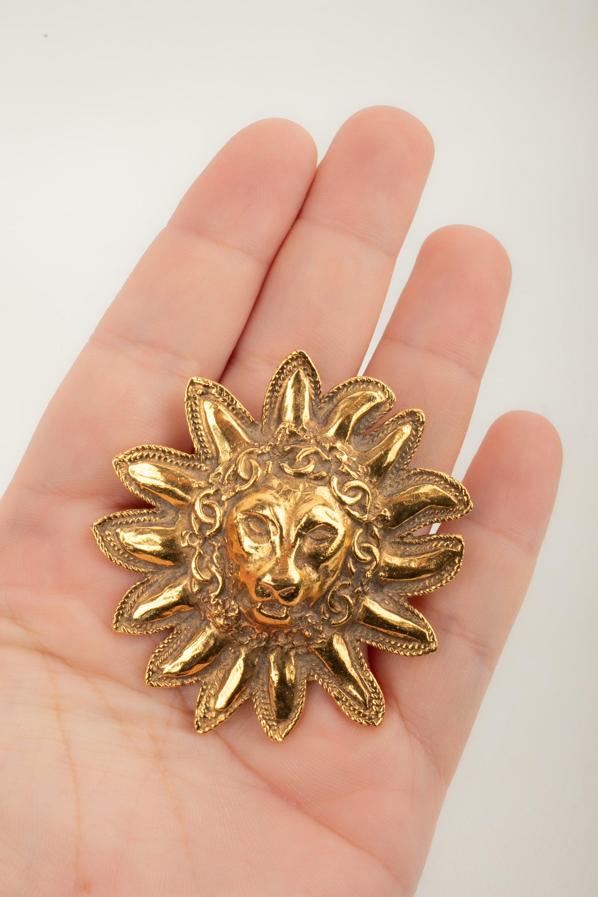 Chanel - (Made in France) Golden metal brooch representing a lion head with a cc logos mane.

Additional information:
Condition: Very good condition
Dimensions: Height: 5.3 cm

Seller Reference: BRB61

