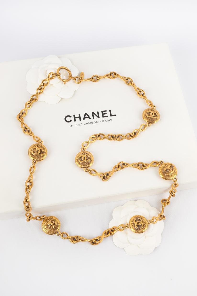 Chanel - (Made in France) Golden metal long necklace with cc circular medallions. Jewelry from the 1980s.

Additional information:
Condition: Very good condition
Dimensions: Length: 88 cm
Period: 20th Century

Seller Reference: CB276