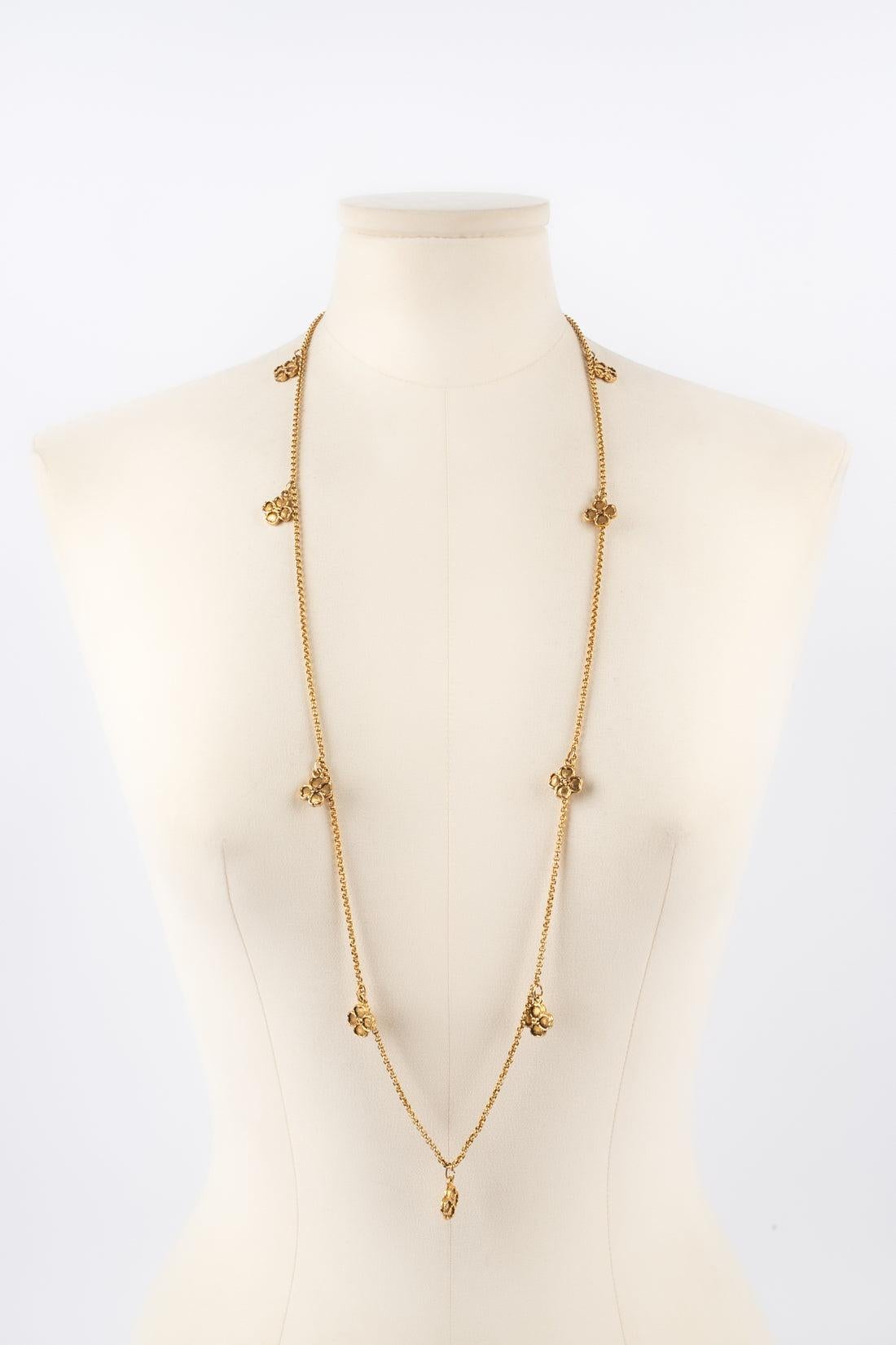 Chanel - (Made in France) Golden metal long necklace with medallions representing four-leaved clovers centered with cc logos. 1984 Collection.

Additional information:
Condition: Very good condition
Dimensions: Length: 95 cm
Period: 20th