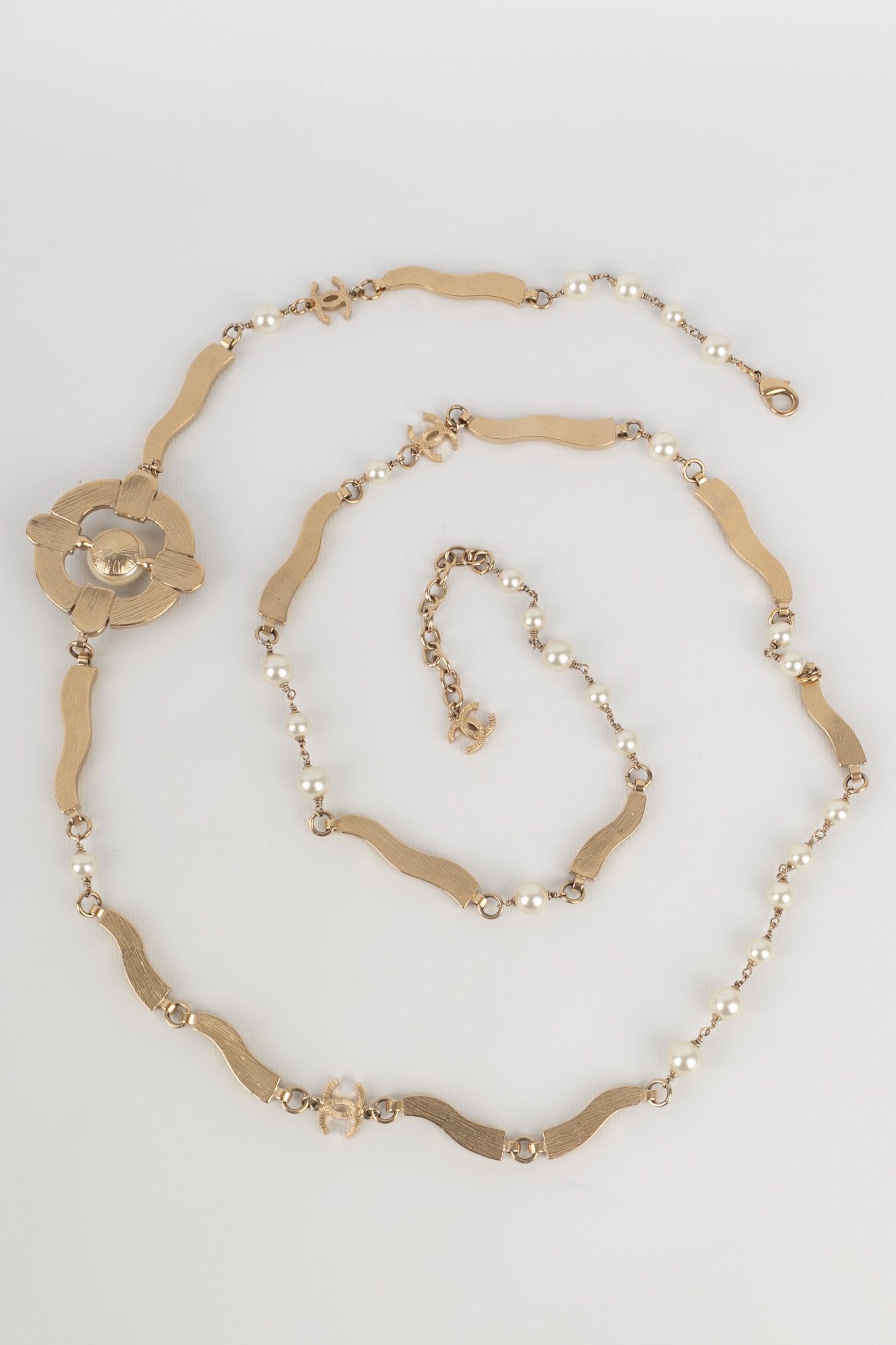 Chanel - (Made in France) Golden metal long necklace wit glass paste and costume pearls. 2007 Collection.

Additional information:
Condition: Very good condition
Dimensions: Length: from 130 cm to 140 cm
Period: 21st Century

Seller Reference: CB140