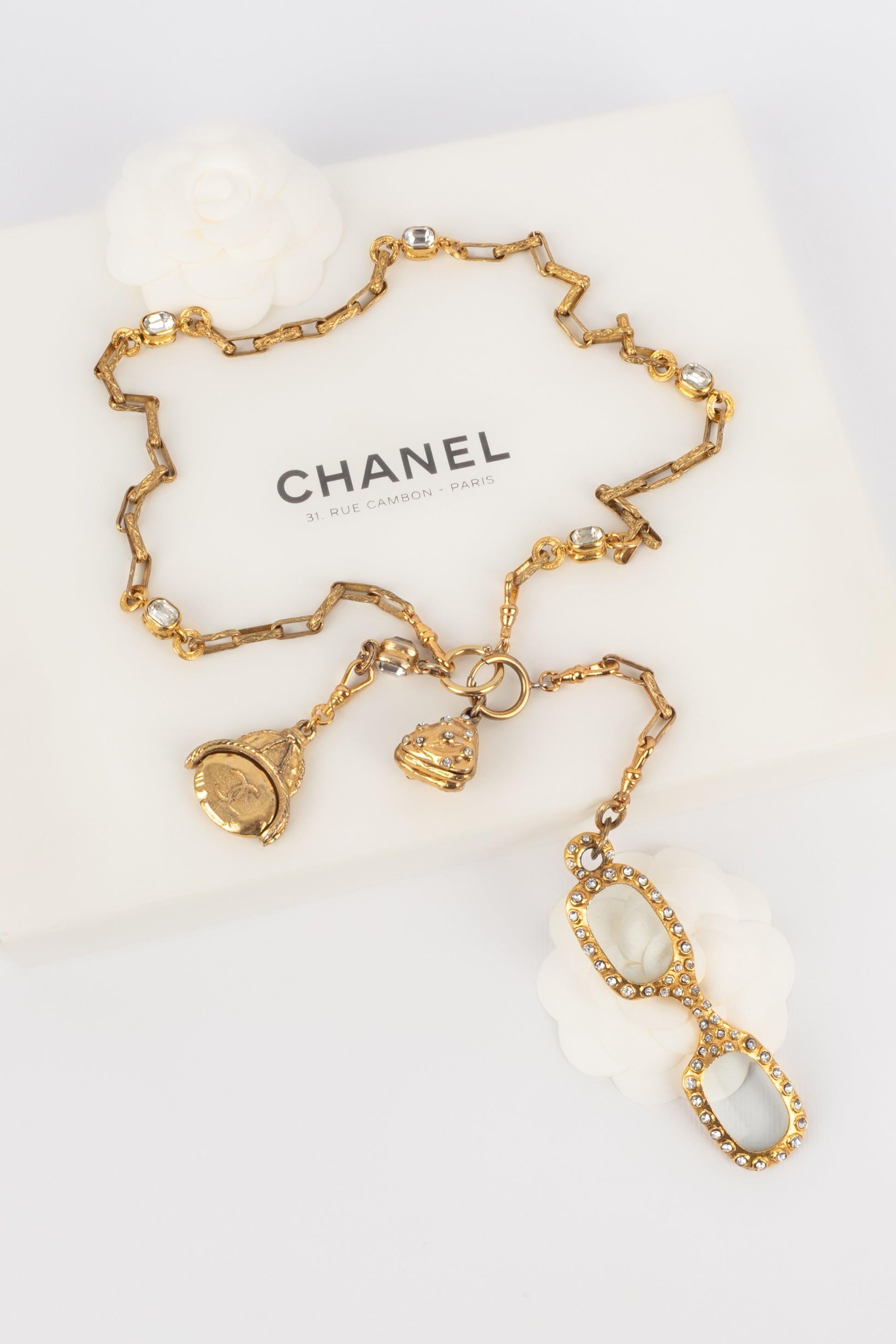 CHANEL - (Made in France) Golden metal necklace with rhinestones. Jewellery from the 1980s.

Additional information: 
Condition: Very good condition
Dimensions: Length: 63 cm

Seller Reference: CB48