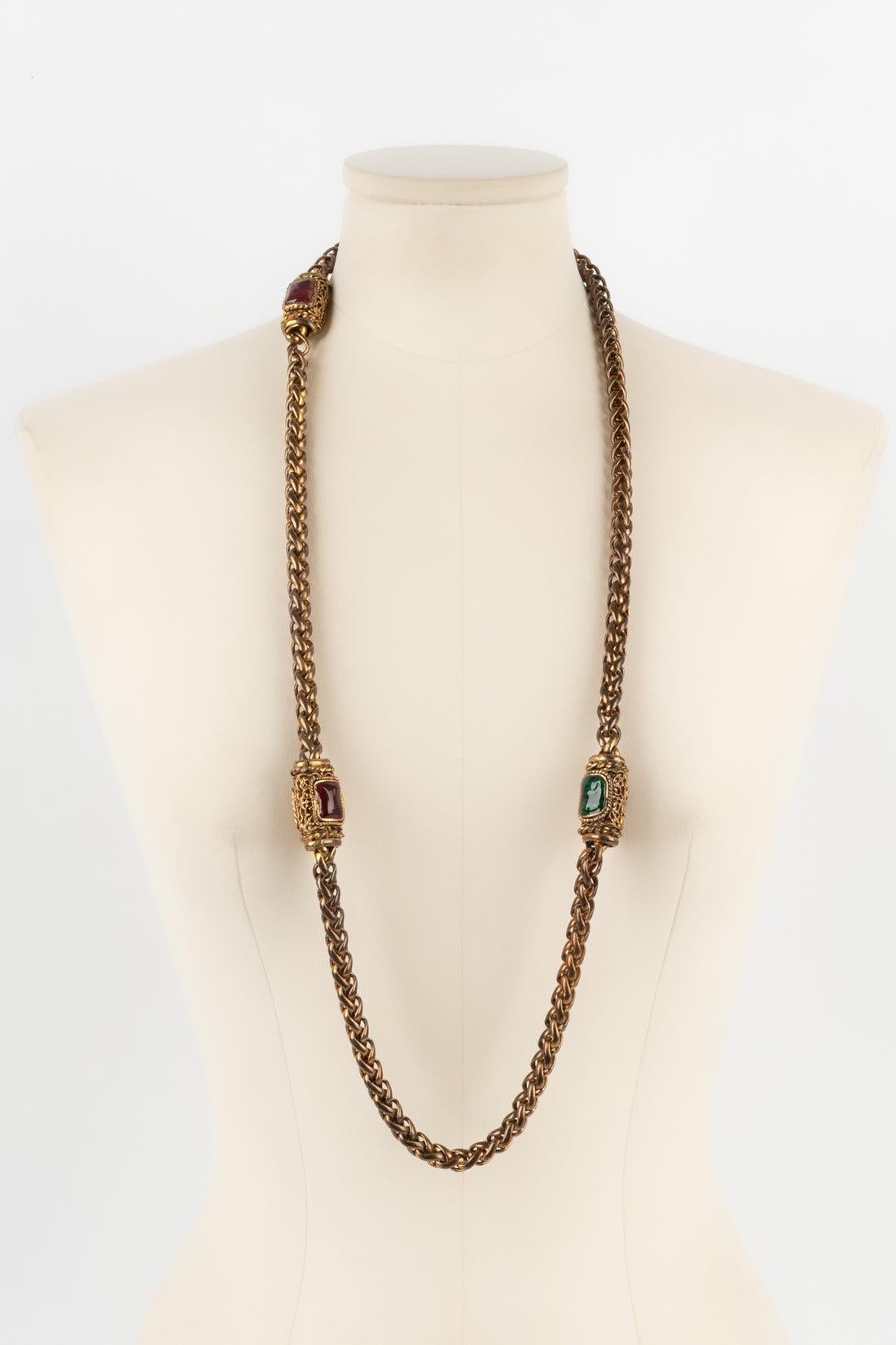Chanel - (Made in France) Golden metal necklace with an old gold color and colored glass paste elements. Jewelry from the 1980s.

Additional information:
Condition: Very good condition
Dimensions: Length: 95 cm
Period: 20th Century

Seller