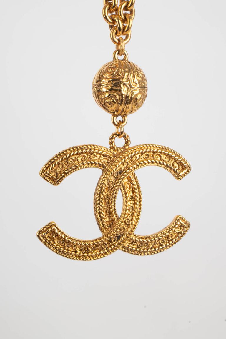 Chanel - (Made in France) Golden metal necklace with an engraved cc logo. 1985 Collection.

Additional information:
Condition: Very good condition
Dimensions: Length: 74 cm
Period: 20th Century

Seller Reference: CB131
