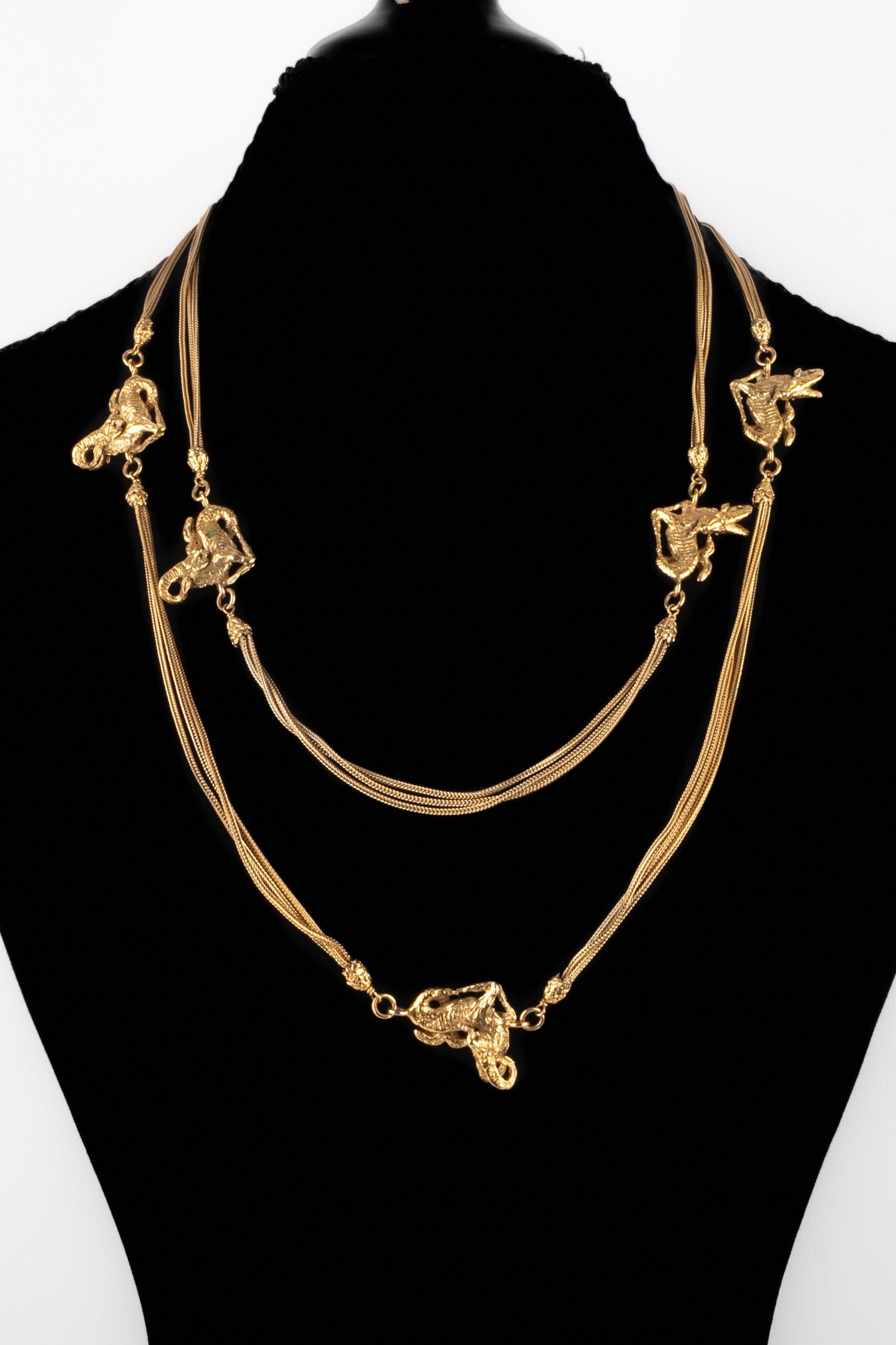 Chanel - (Made in France) Goldene Metallkette mit Steinbock-Anhängern aus goldenem Metall.

Zusätzliche Informationen:
Zustand: Sehr guter Zustand
Abmessungen: Länge: von 143 cm bis 144 cm

Sellers Referenz: CB59