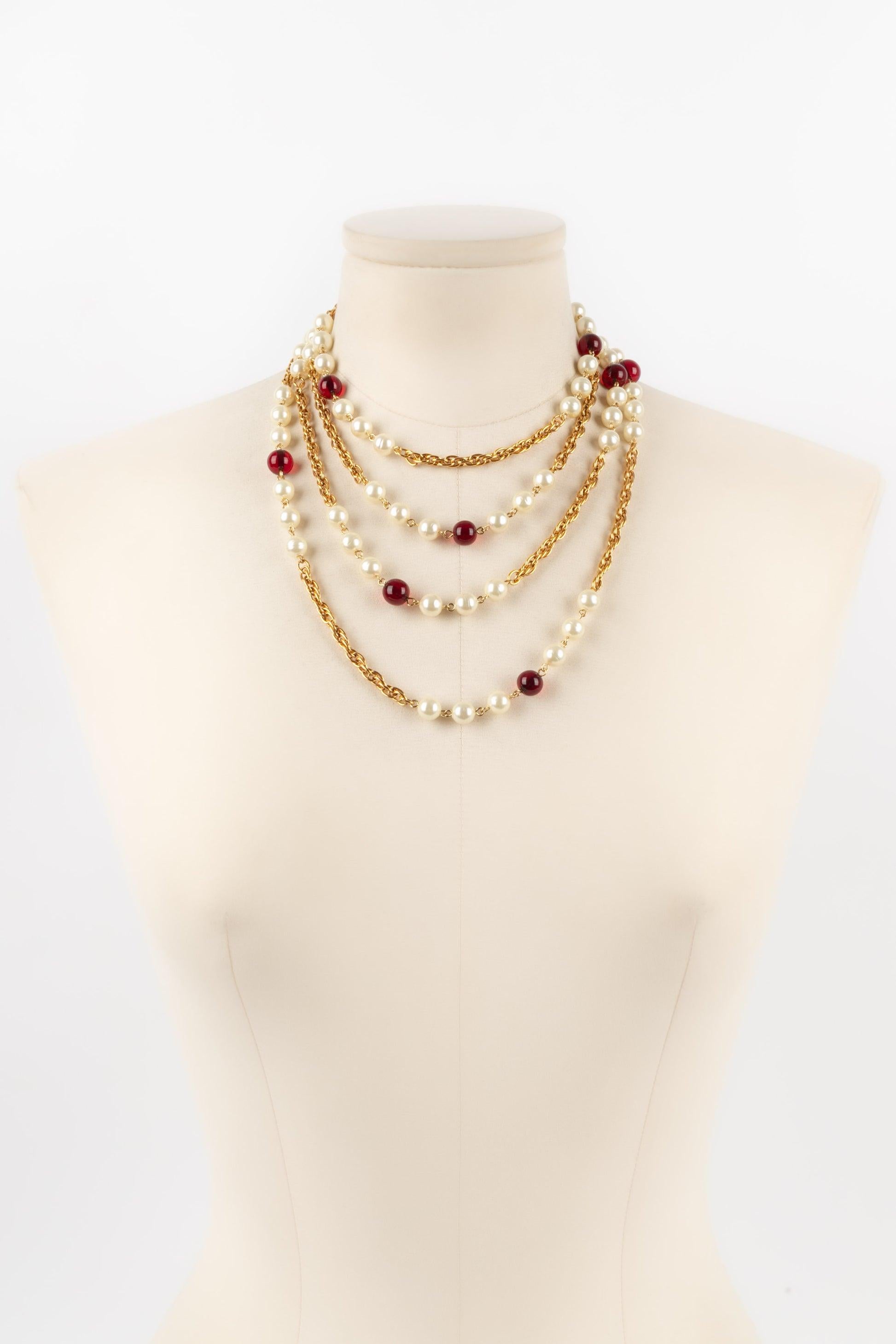 Chanel - (Made in France) Golden metal necklace/sautoir with costume pearls and red glass pearls. 1984 Collection.

Additional information:
Condition: Very good condition
Dimensions: Length: 184 cm

Seller Reference: CB223
