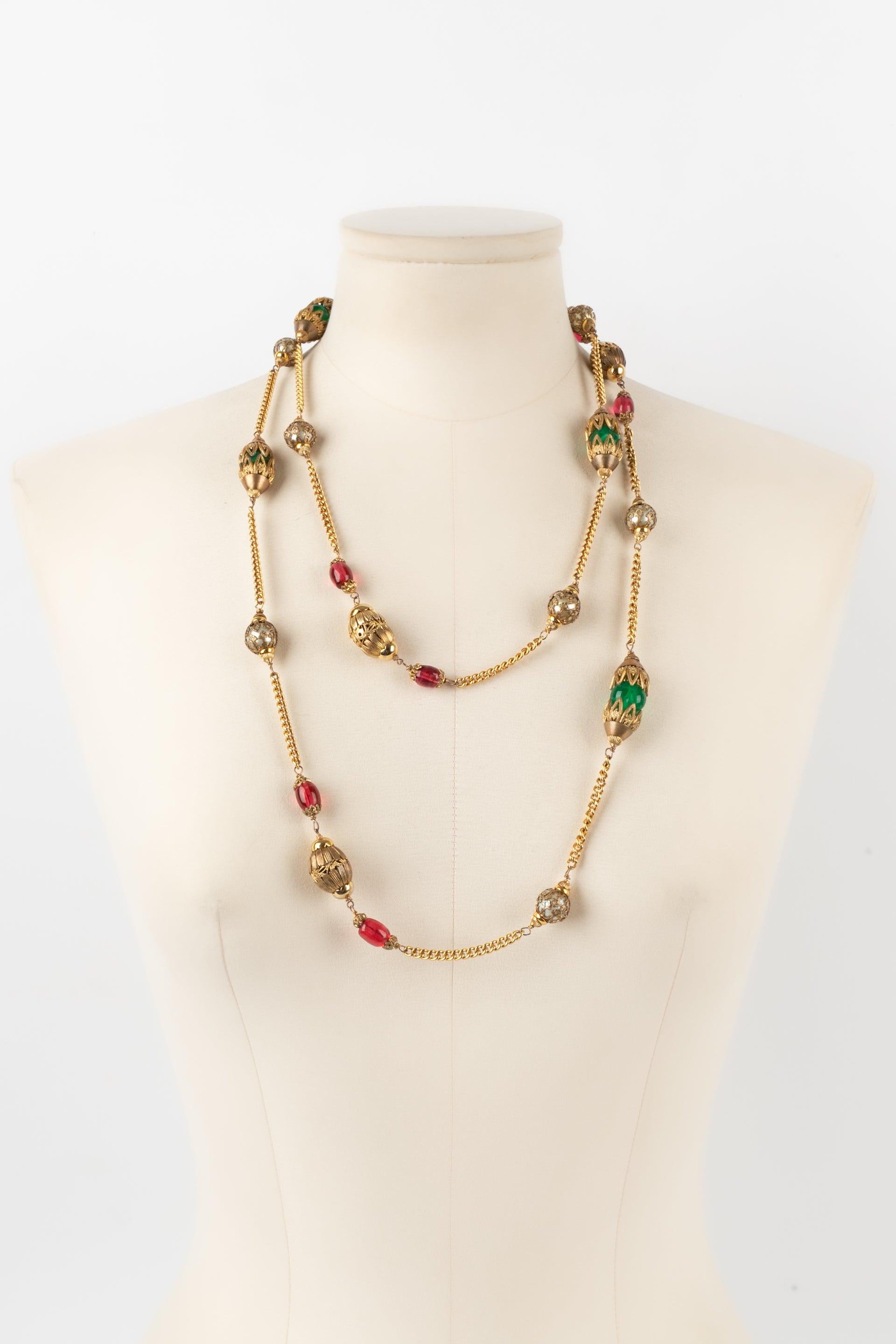 Chanel Golden Metal Necklace / Sautoir with Glass Pearls In Excellent Condition For Sale In SAINT-OUEN-SUR-SEINE, FR
