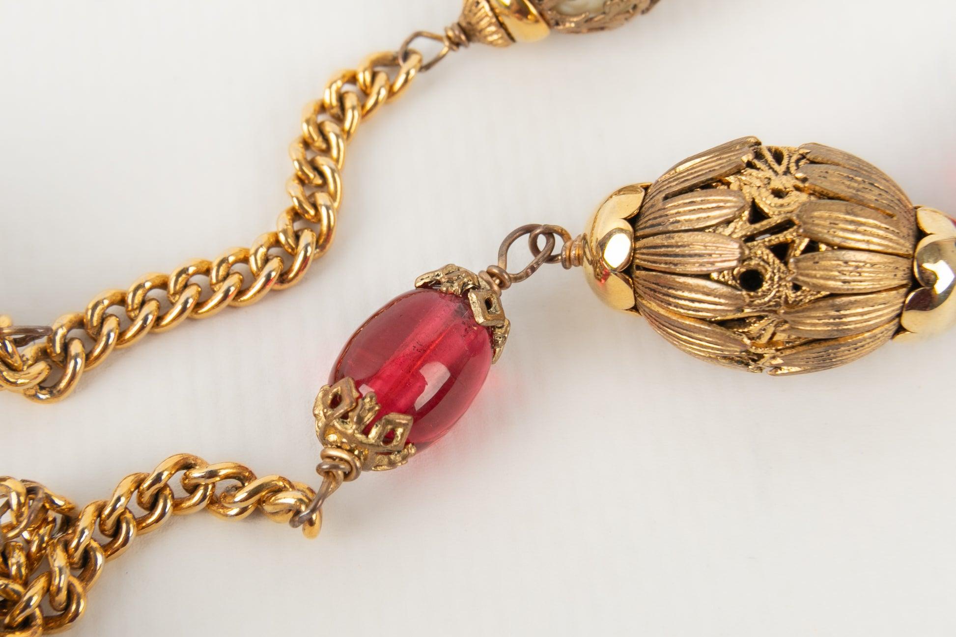 Chanel Goldene Metall-Halskette / Sautoir mit Glasperlen im Angebot 2