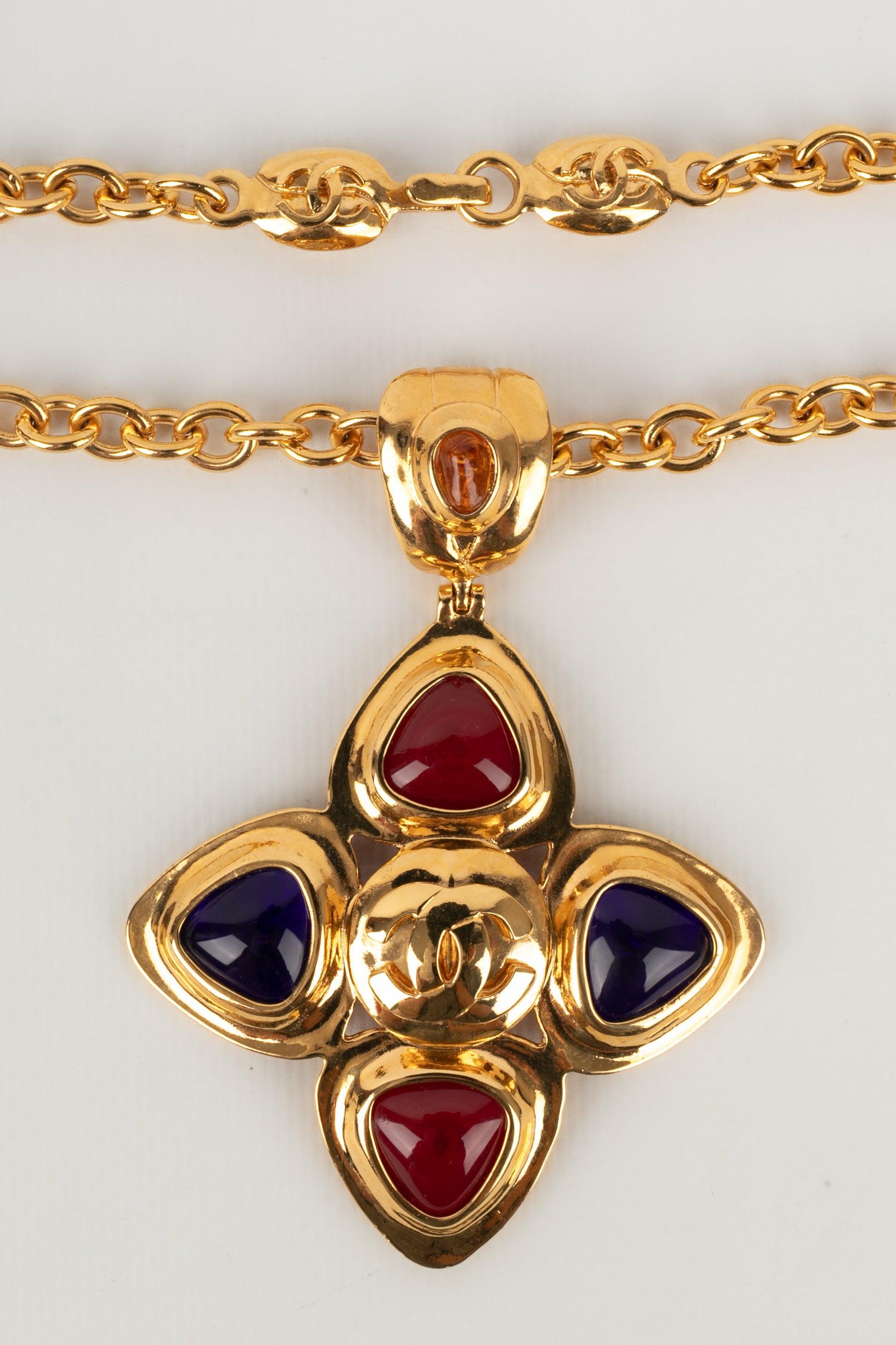 Chanel (Made in France) Golden metal necklace with a blue and red glass paste pendant. 1997 Fall-Winter Collection. Work from the Woloch atelier for the House of Chanel.

Additional Information:
Condition: Very good condition
Dimensions: Length: 52